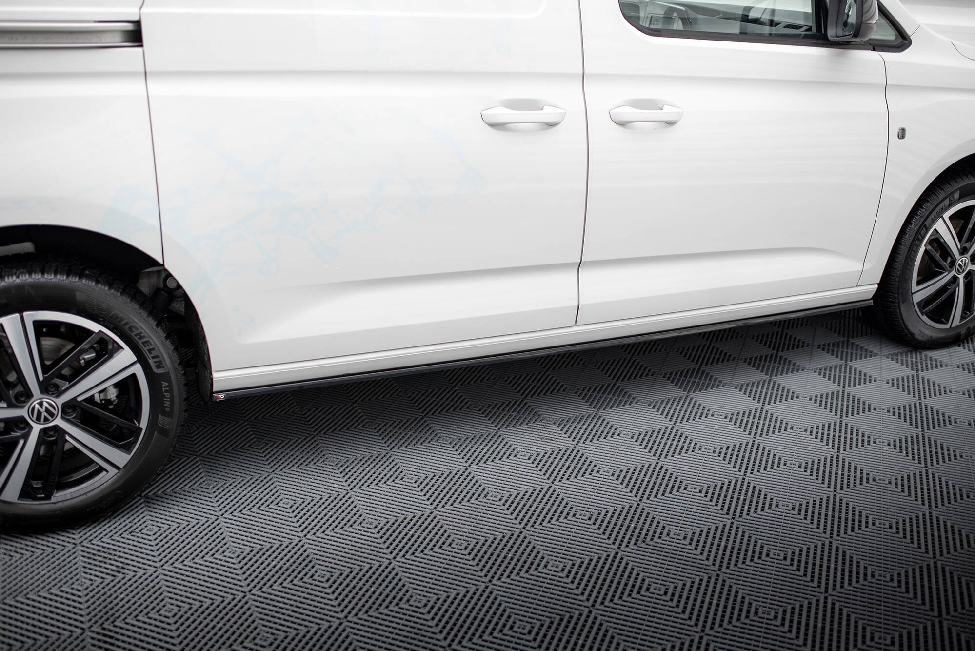 Maxton Design Difusores de taloneras laterales para Volkswagen Caddy Maxi Mk5 - imagen 1