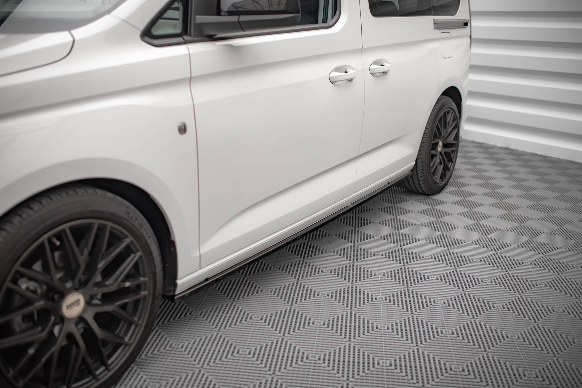 Maxton Design Difusores de taloneras laterales para Volkswagen Caddy Mk5 / Ford Transit Connect Mk3 - imagen 1