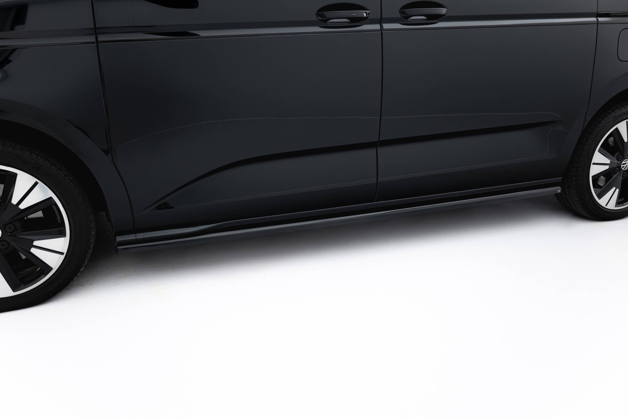 Maxton Design Difusores de taloneras laterales para Volkswagen Multivan Long T7 - imagen 1