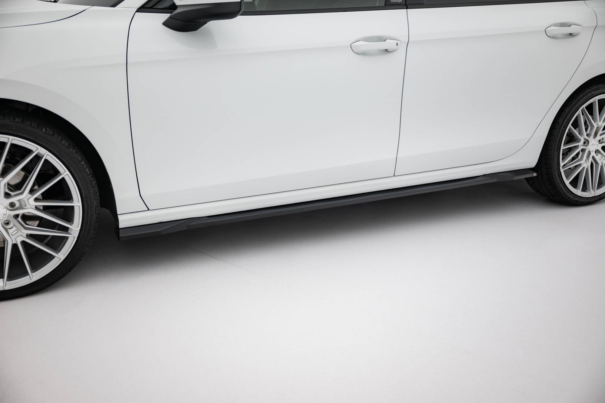 Maxton Design Difusores de taloneras laterales para Volkswagen Passat B9 - imagen 1
