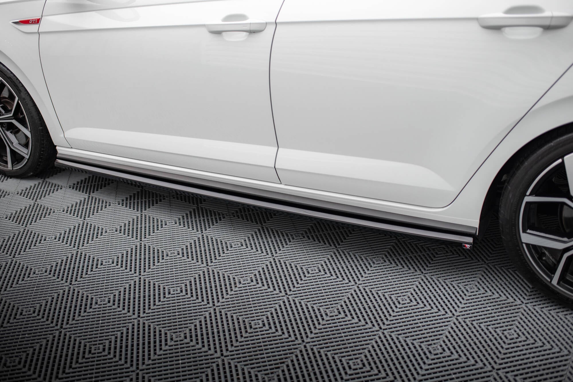 Maxton Design Difusores de taloneras laterales para Volkswagen Polo GTI Mk6 Facelift - imagen 1