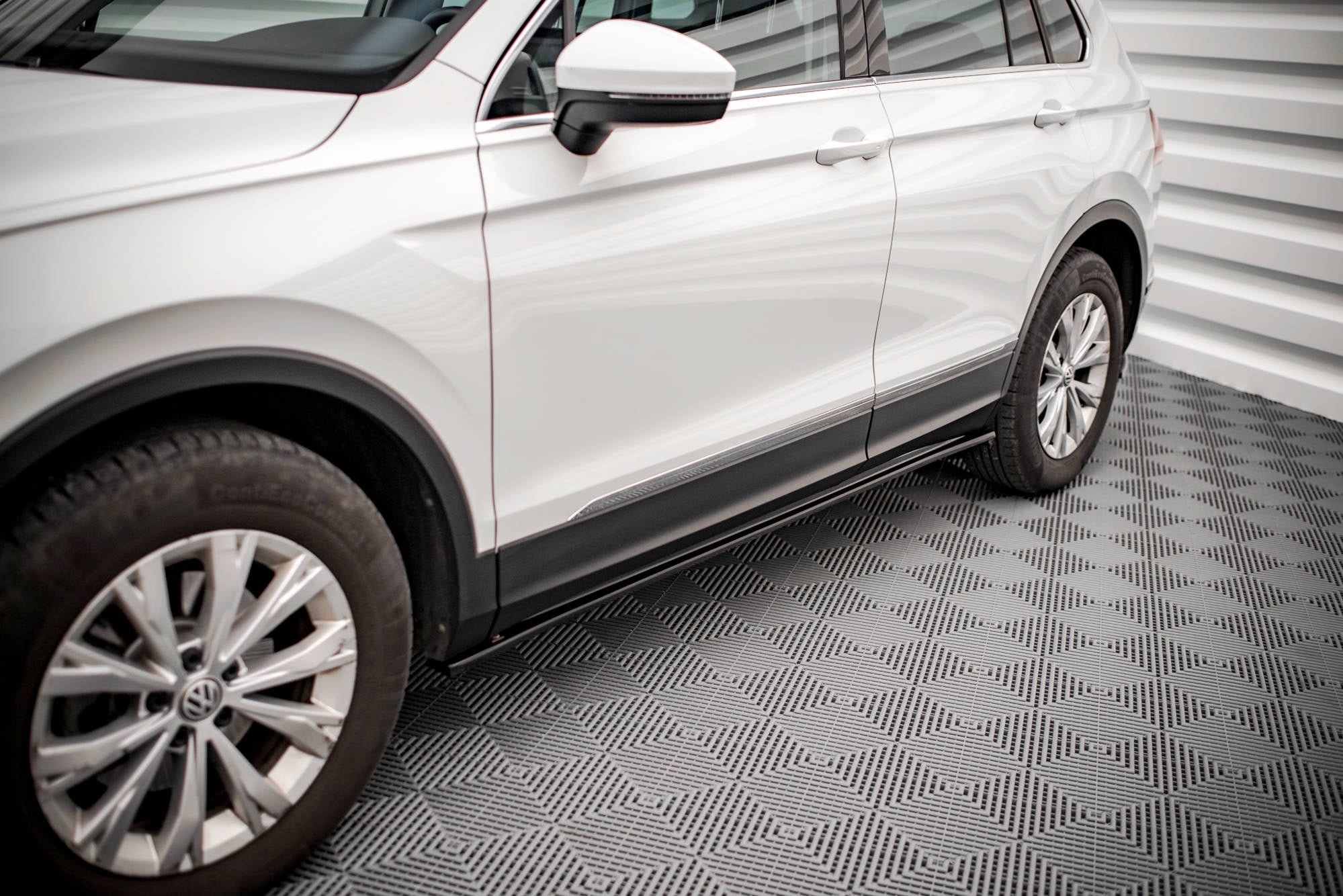 Maxton Design Difusores de taloneras laterales para Volkswagen Tiguan Mk2 - imagen 1