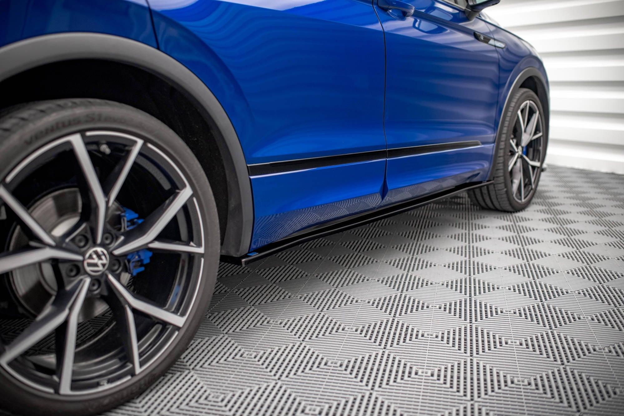 Maxton Design Difusores de taloneras laterales para Volkswagen Tiguan R / R-Line Mk2 Facelift - imagen 1