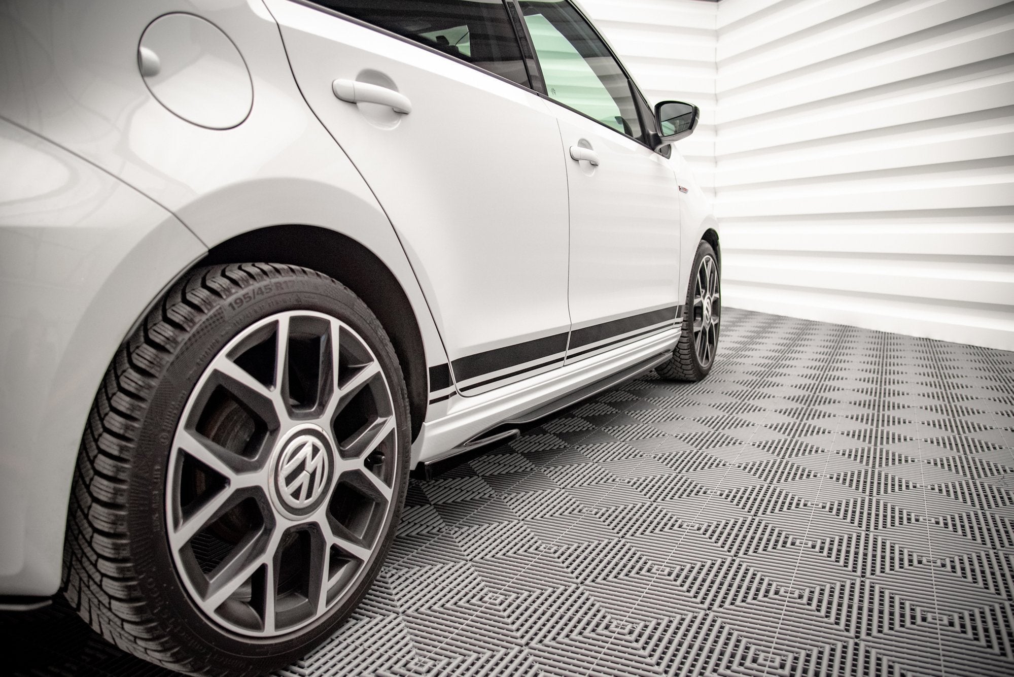 Maxton Design Difusores de taloneras laterales para Volkswagen Up GTI - imagen 1