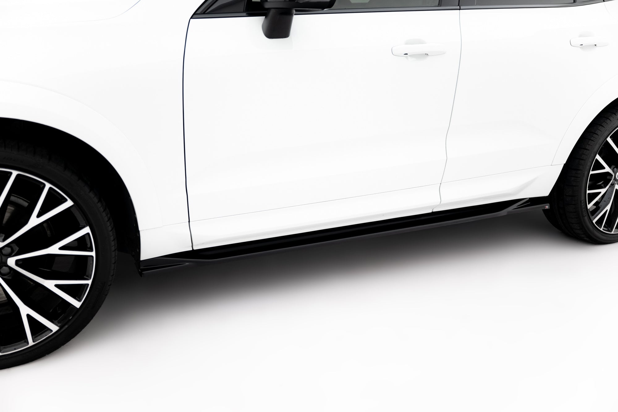 Maxton Design Difusores de taloneras laterales para Volvo XC60 Mk2 R-Design - imagen 1
