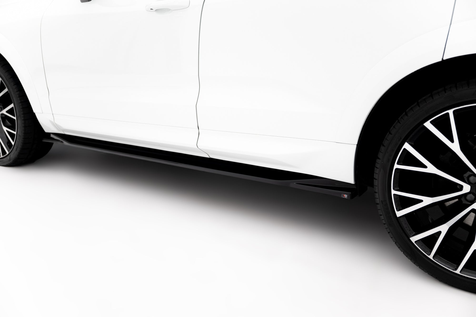 Maxton Design Difusores de taloneras laterales para Volvo XC60 Mk2 R-Design - imagen 3