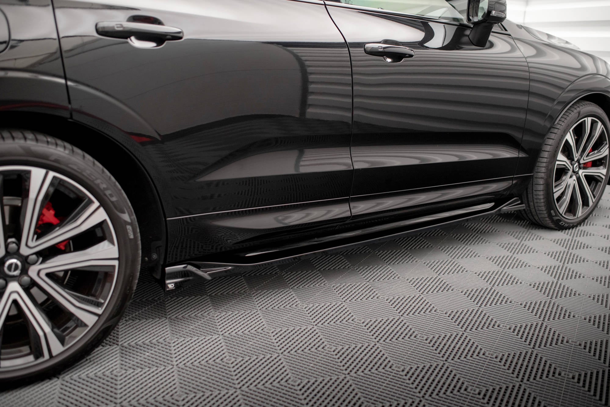 Maxton Design Difusores de taloneras laterales para Volvo XC60 R-Design Mk2 Facelift - imagen 2