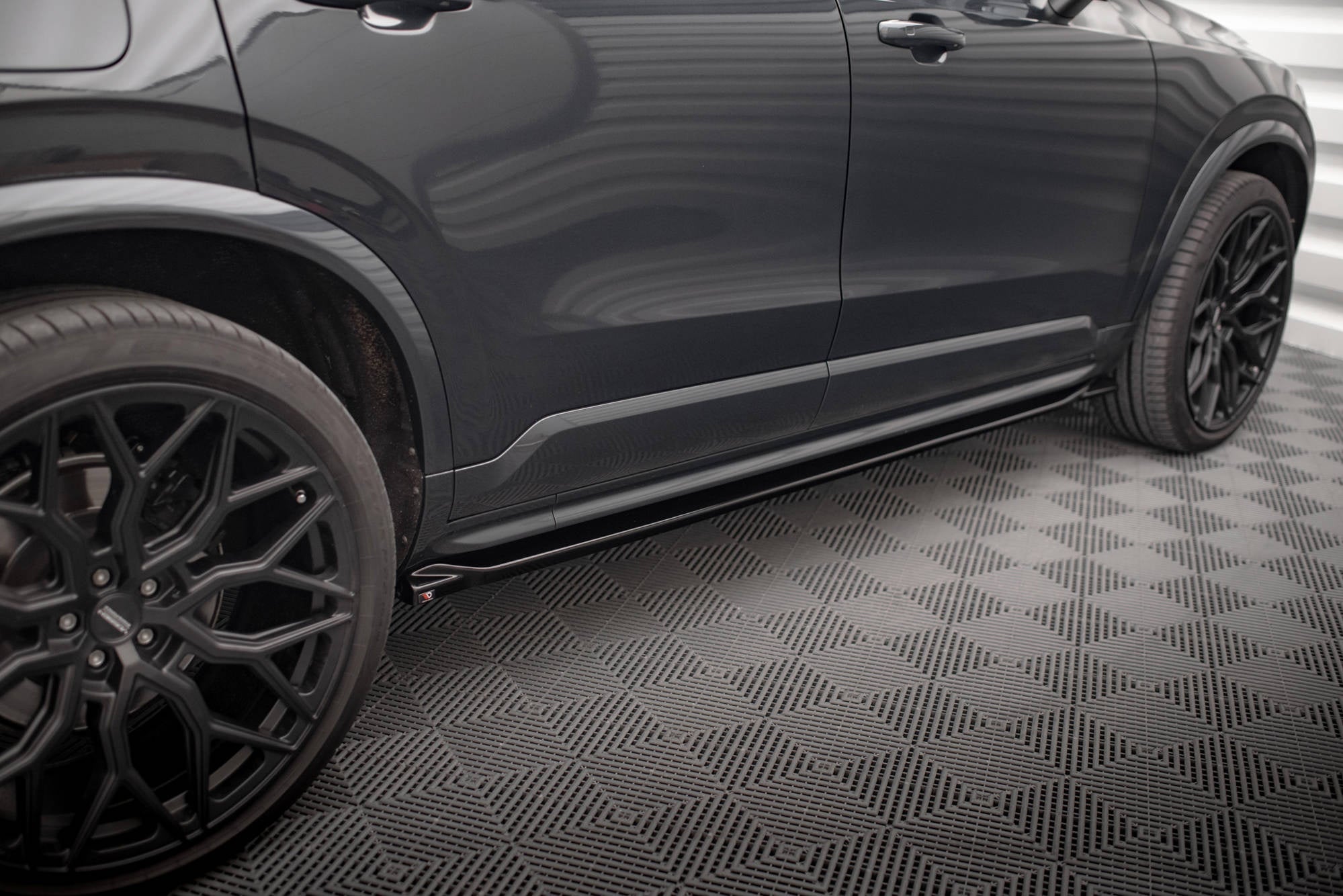 Maxton Design Difusores de taloneras laterales para Volvo XC90 R-Design Mk2 / Mk2 Facelift - imagen 3