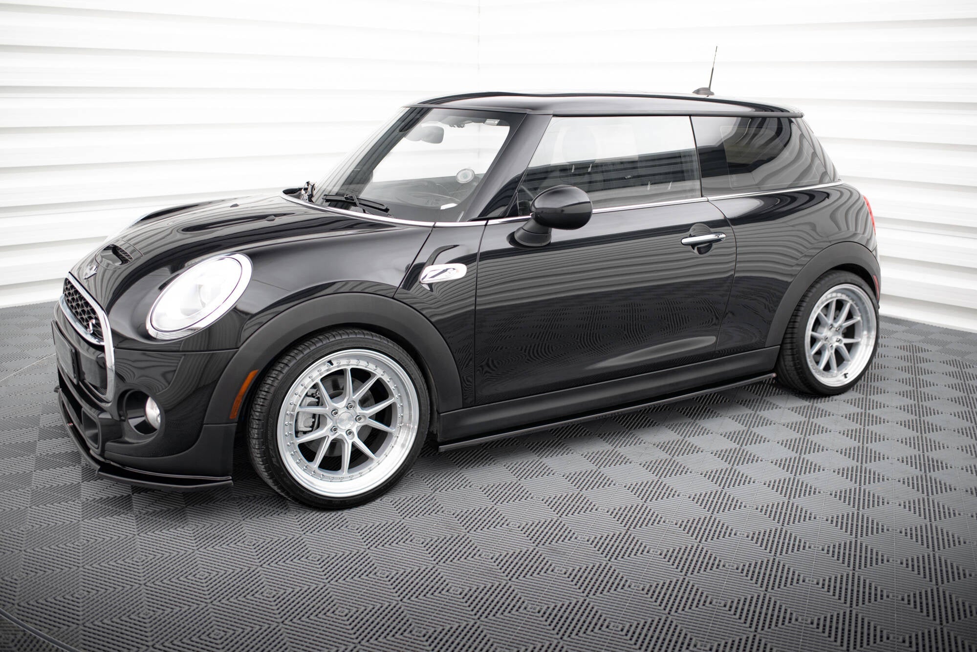 Maxton Design Difusores de taloneras laterales para Mini Cooper S F56 / F56 Facelift - imagen 1