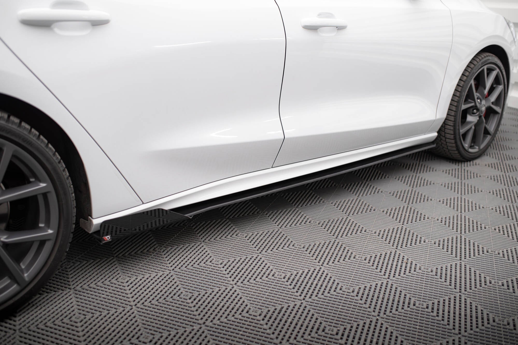 Maxton Design Street Pro Side Skirts Diffusers + Flaps para Ford Focus ST / ST-Line Mk4 - imagen 1
