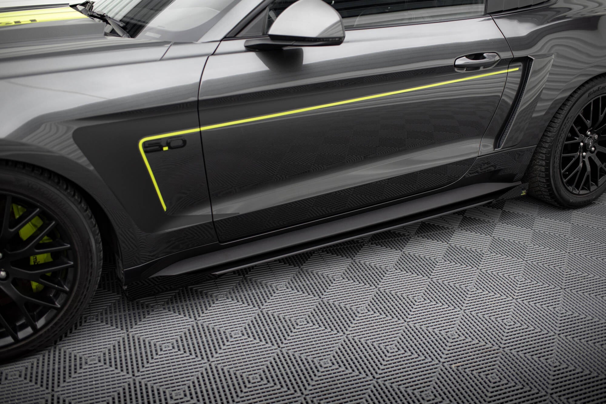 Maxton Design Street Pro Side Skirts Diffusers + Flaps para Ford Mustang GT Mk6 - imagen 1