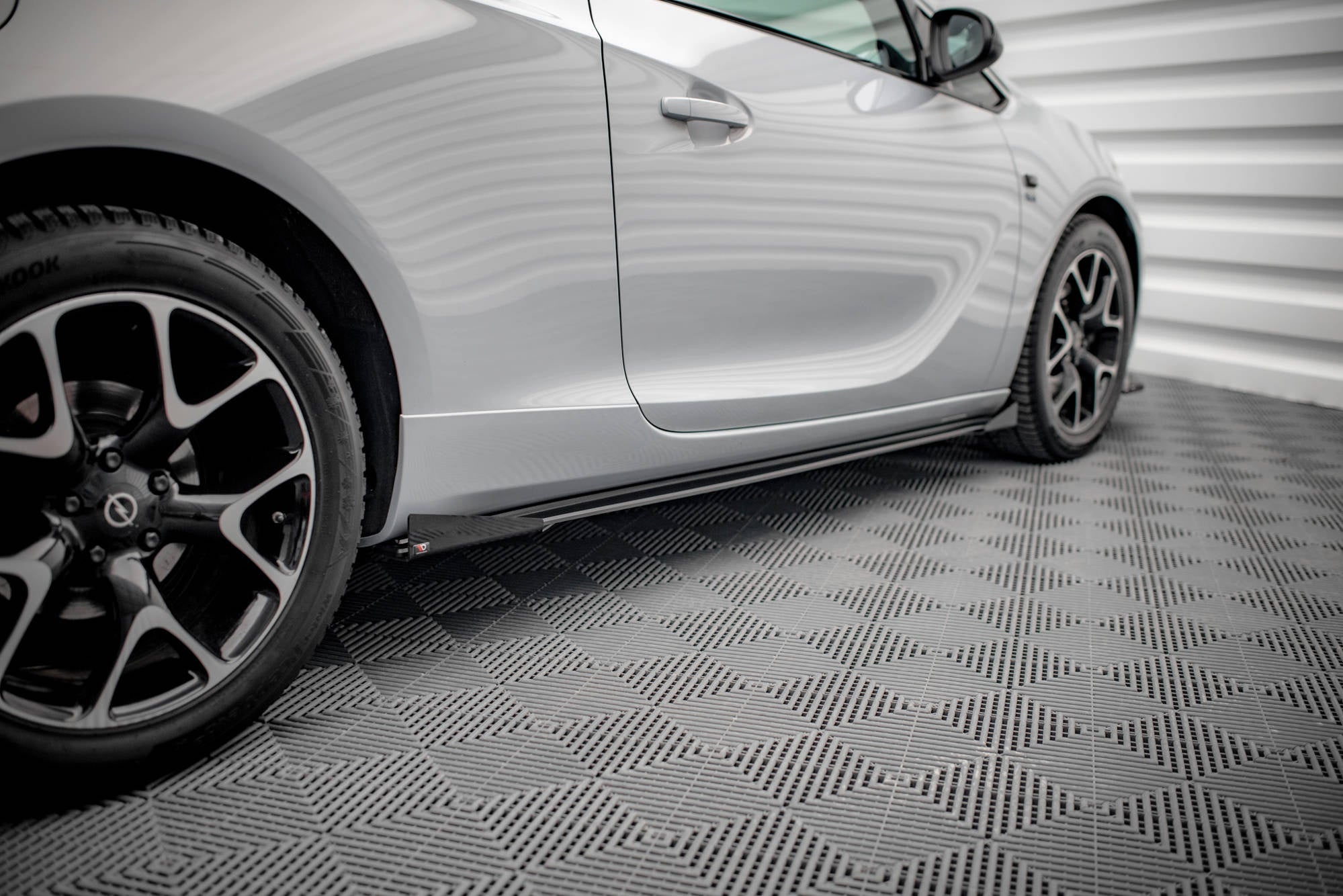 Maxton Design Street Pro Side Skirts Diffusers + Flaps para Opel Astra GTC OPC-Line J - imagen 1