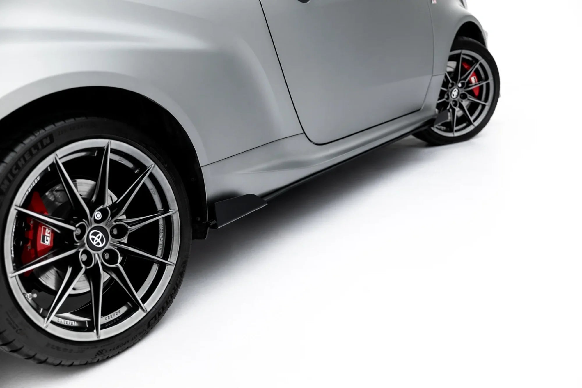 Maxton Design Street Pro Side Skirts Diffusers + Flaps para Toyota GR Yaris Mk4 Facelift - imagen 3