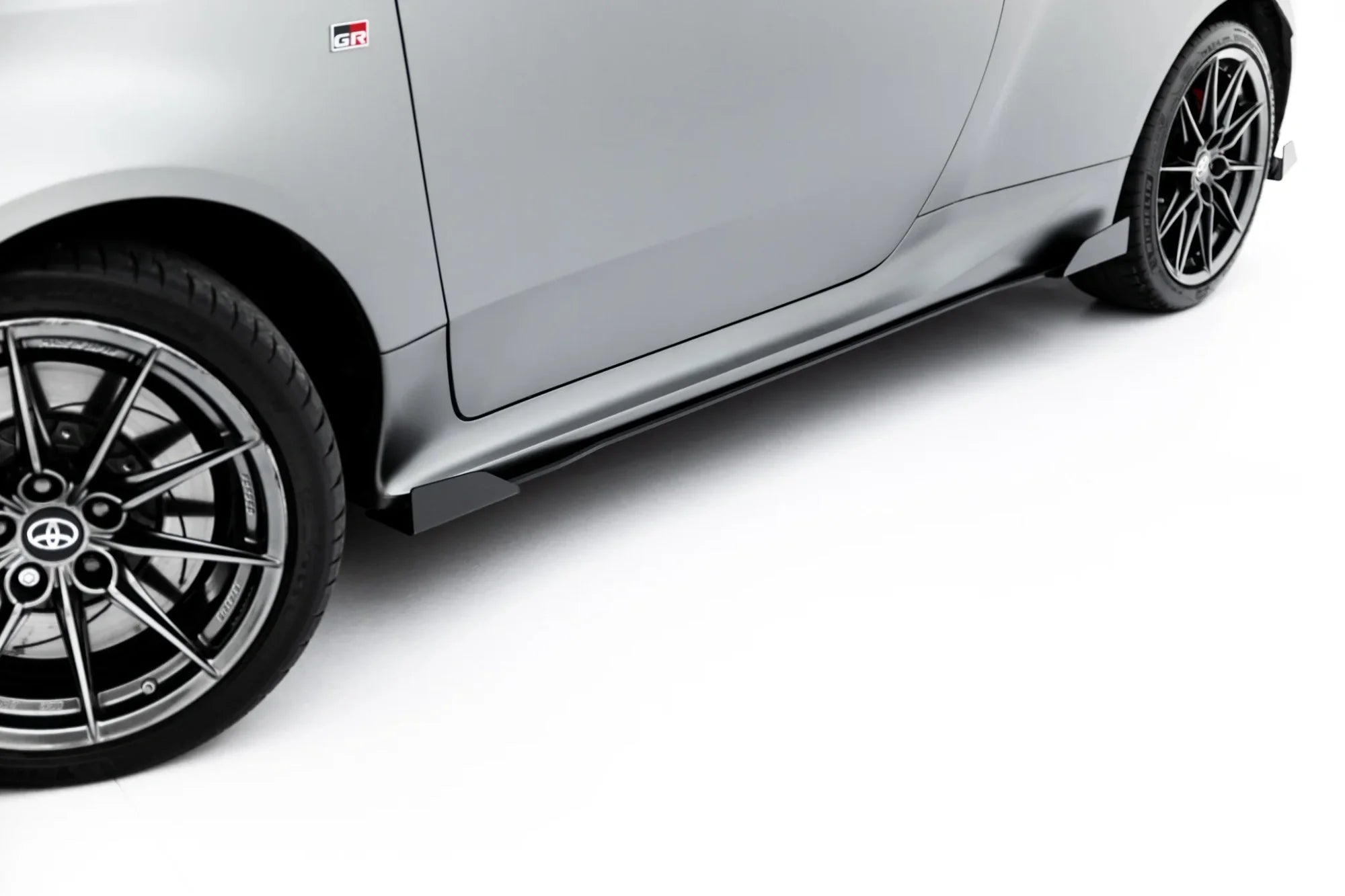 Maxton Design Street Pro Side Skirts Diffusers + Flaps para Toyota GR Yaris Mk4 Facelift - imagen 5