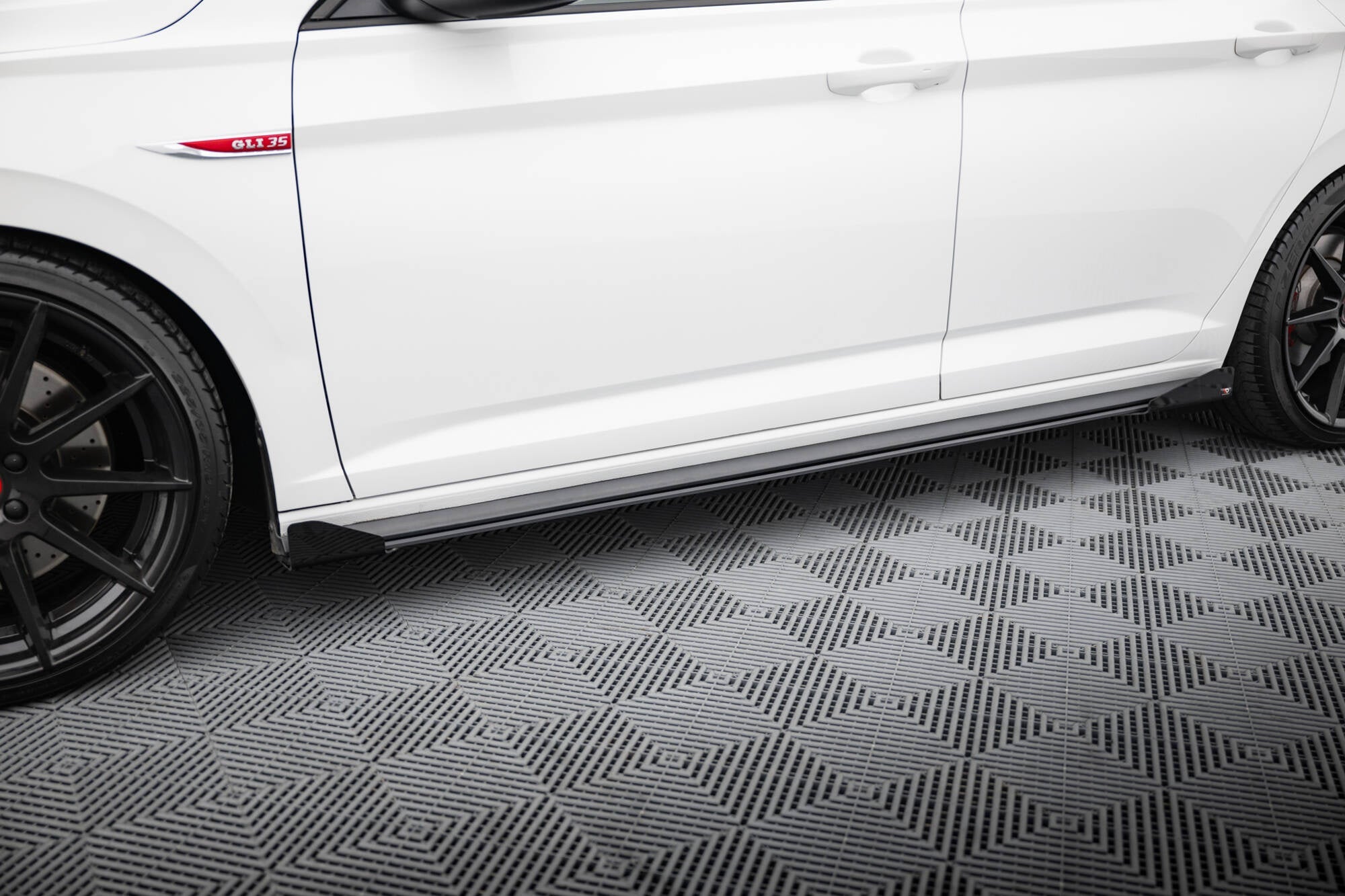 Maxton Design Street Pro Side Skirts Diffusers + Flaps para Volkswagen Jetta GLI Mk7 - imagen 1
