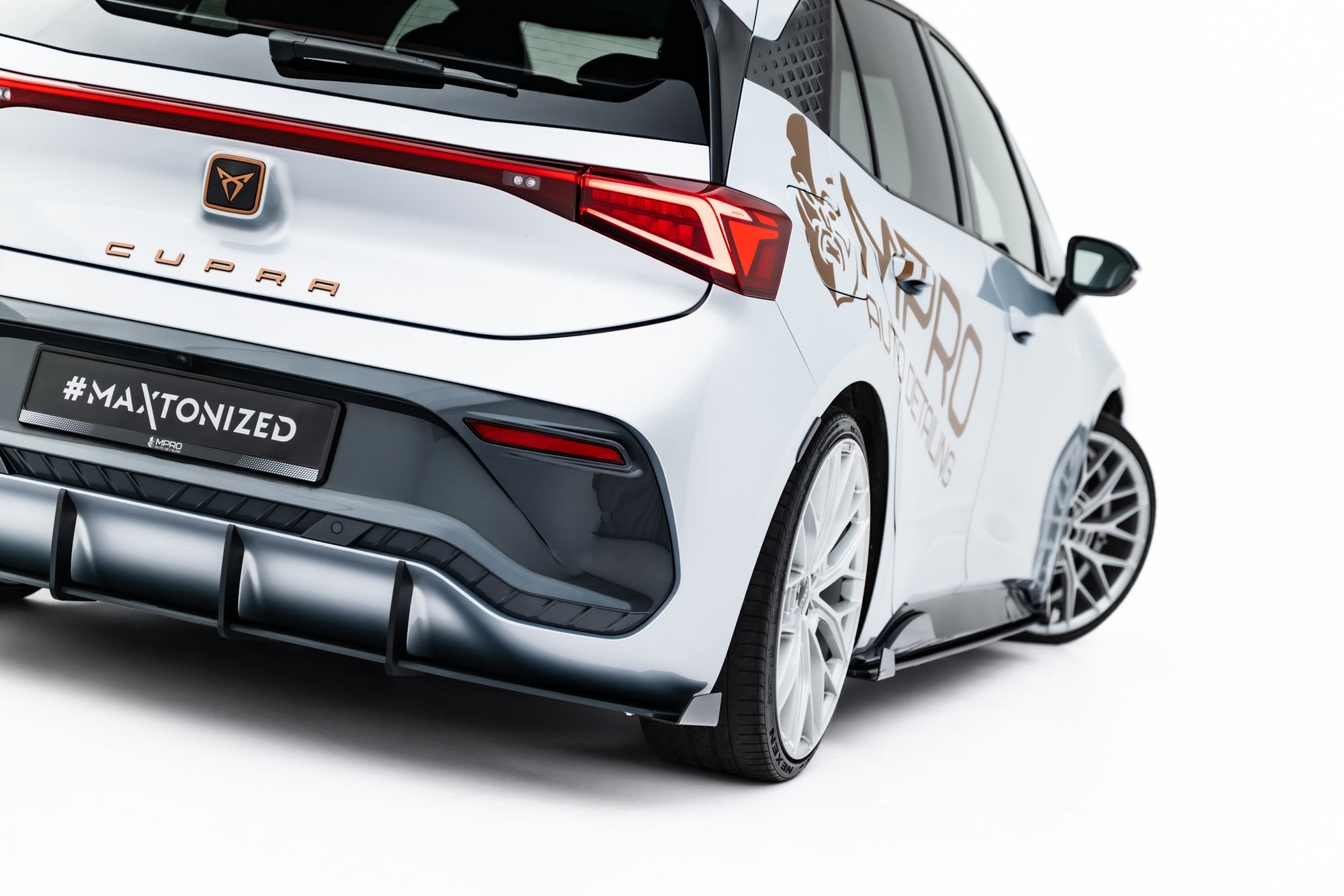 Maxton Design Street Pro Rear Diffuser + Flaps para Cupra Born Mk1 - imagen 1