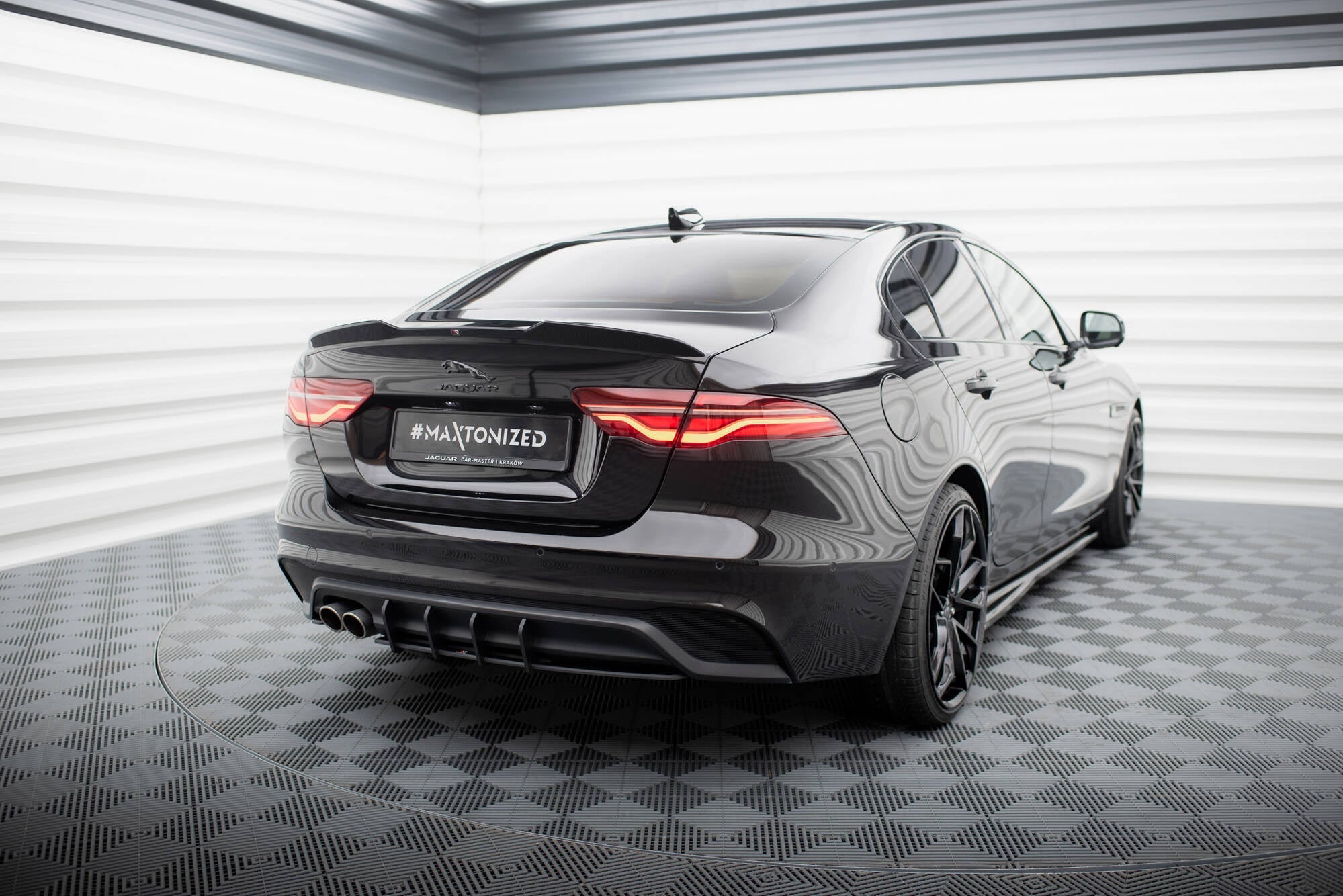 Maxton Design Street Pro Rear Diffuser para Jaguar XE X760 Facelift - imagen 1