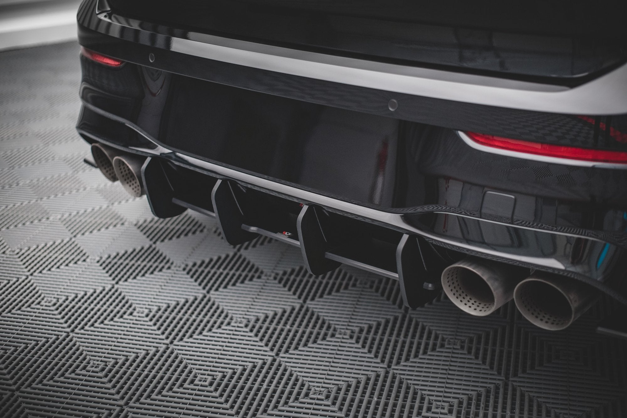 Maxton Design Street Pro Rear Diffuser para Volkswagen Golf R Mk8 - imagen 4