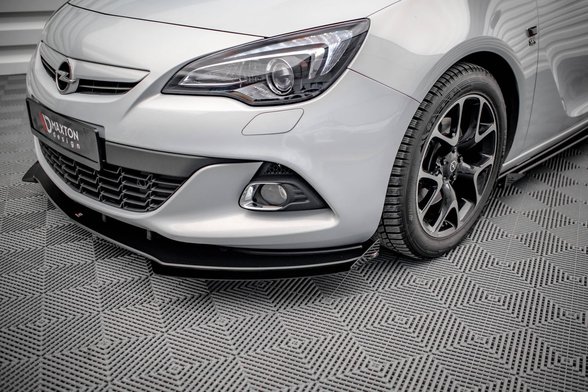 Maxton Design Front Flaps para Opel Astra GTC OPC-Line J - imagen 1