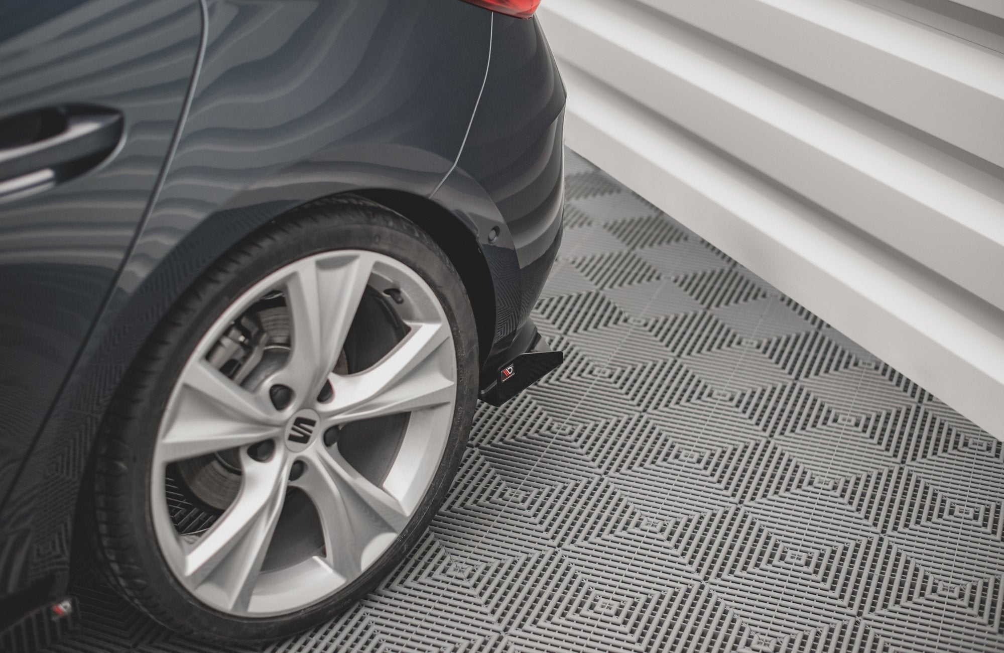 Maxton Design Rear Side Flaps para Seat Leon FR Hatchback Mk4 - imagen 1