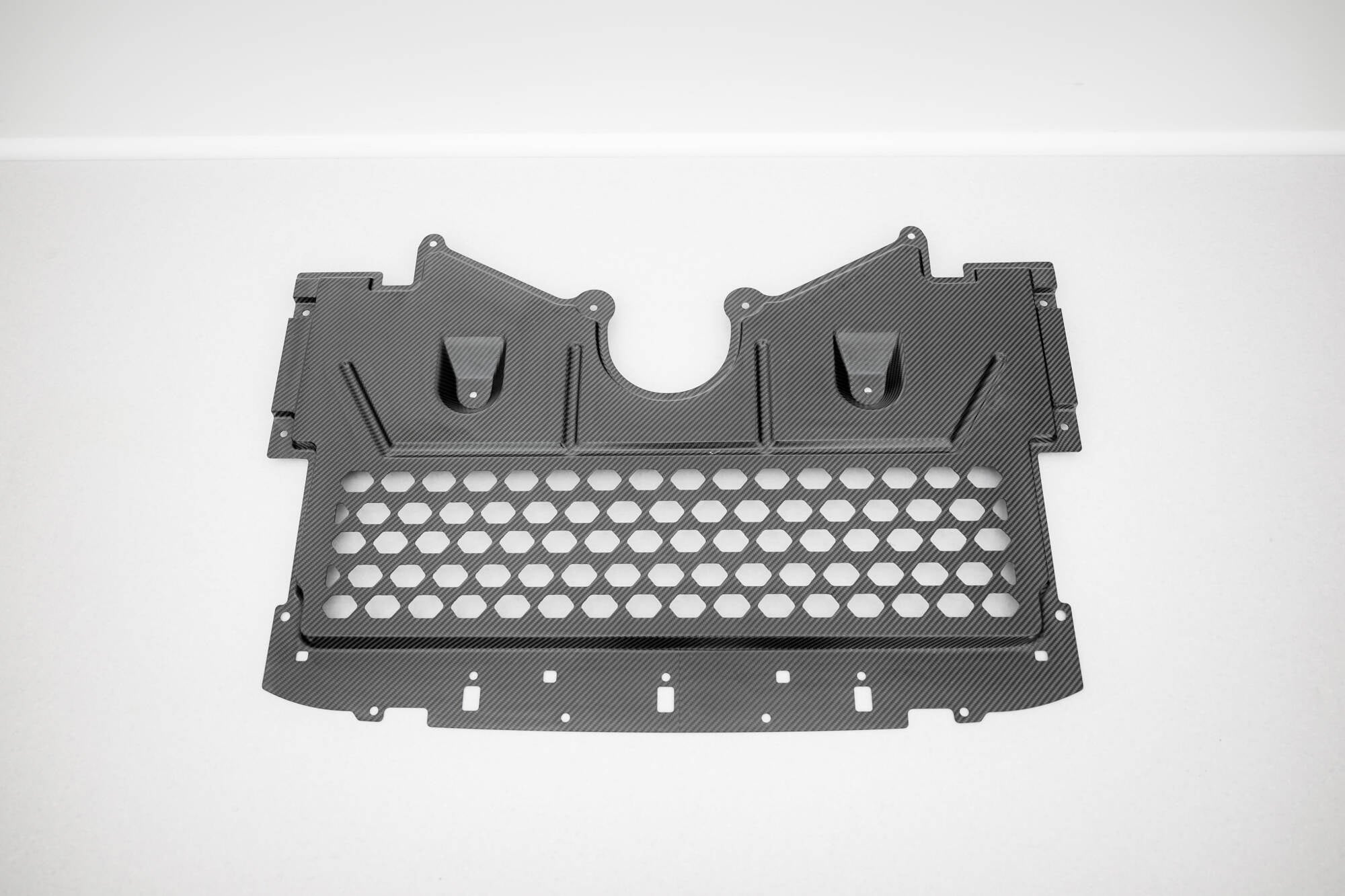 Maxton Design Carbon Fiber Under Engine Cover para BMW M2 G87 - imagen 3