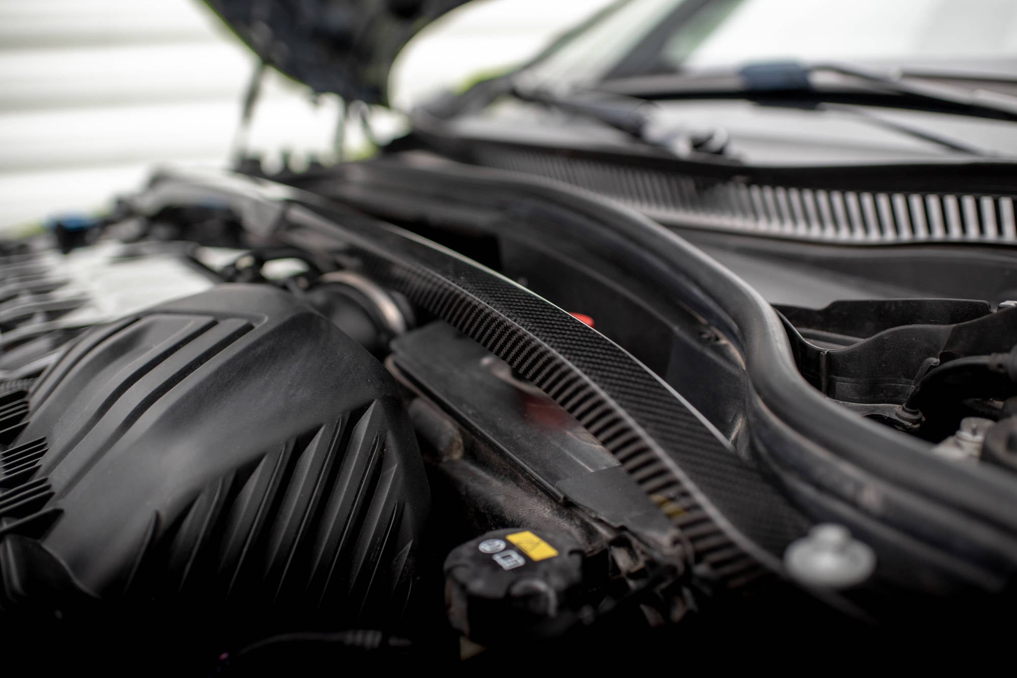 Maxton Design Carbon Fiber Strut Bar Cover para BMW M135i F40 / F70 - imagen 4