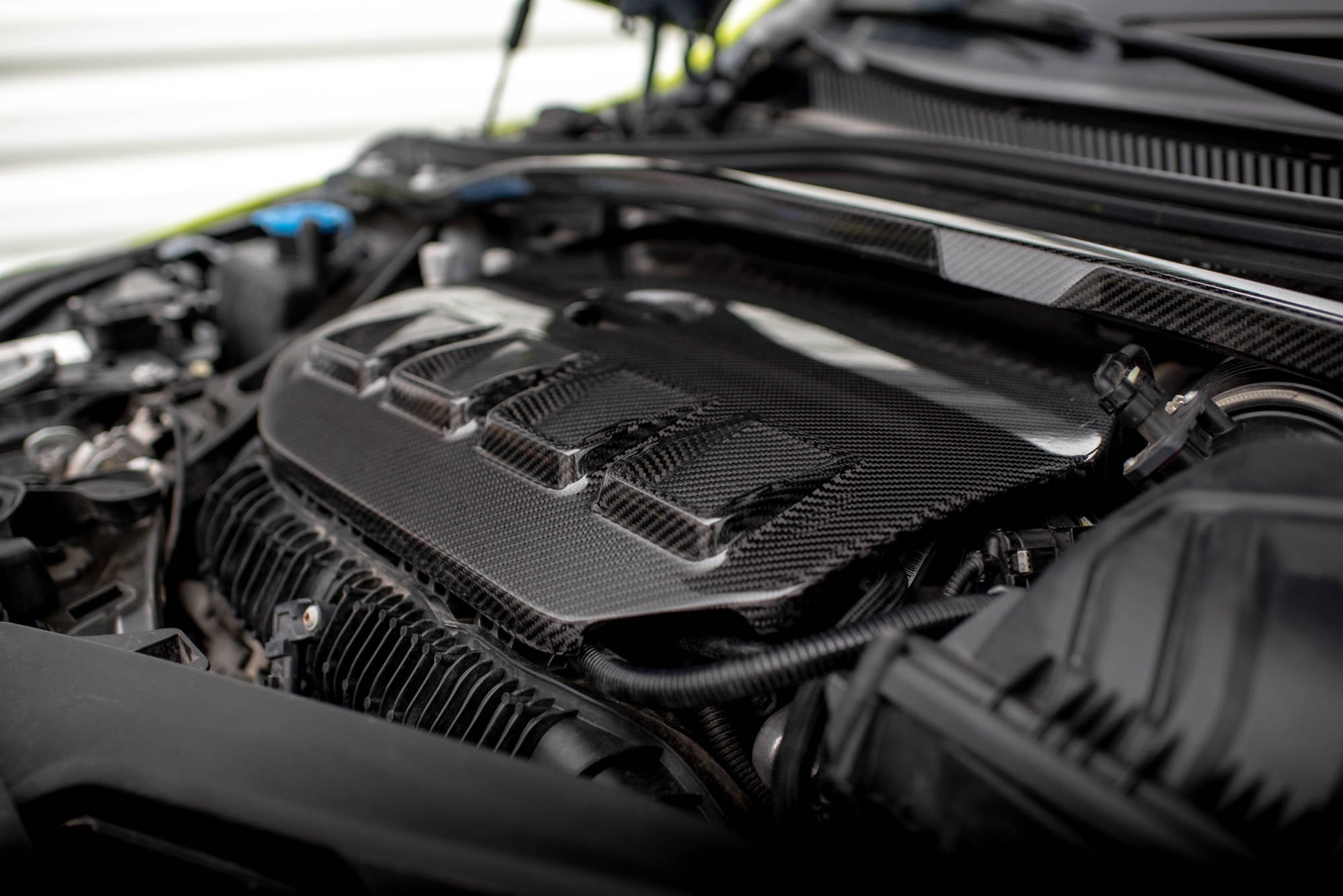 Maxton Design Carbon Fiber Engine Cover para BMW M135i F40 / F70 - imagen 3