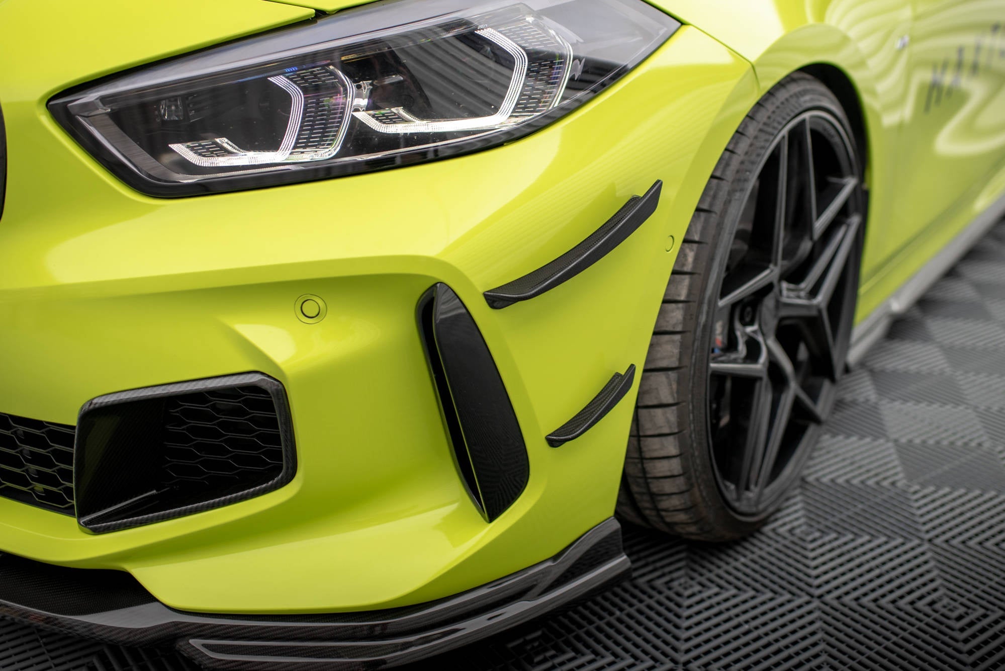 Maxton Design Carbon Fiber Front Bumper Wings (Canards) Prepreg para BMW 1 M-Pack / M135i / 128ti F40 - imagen 1