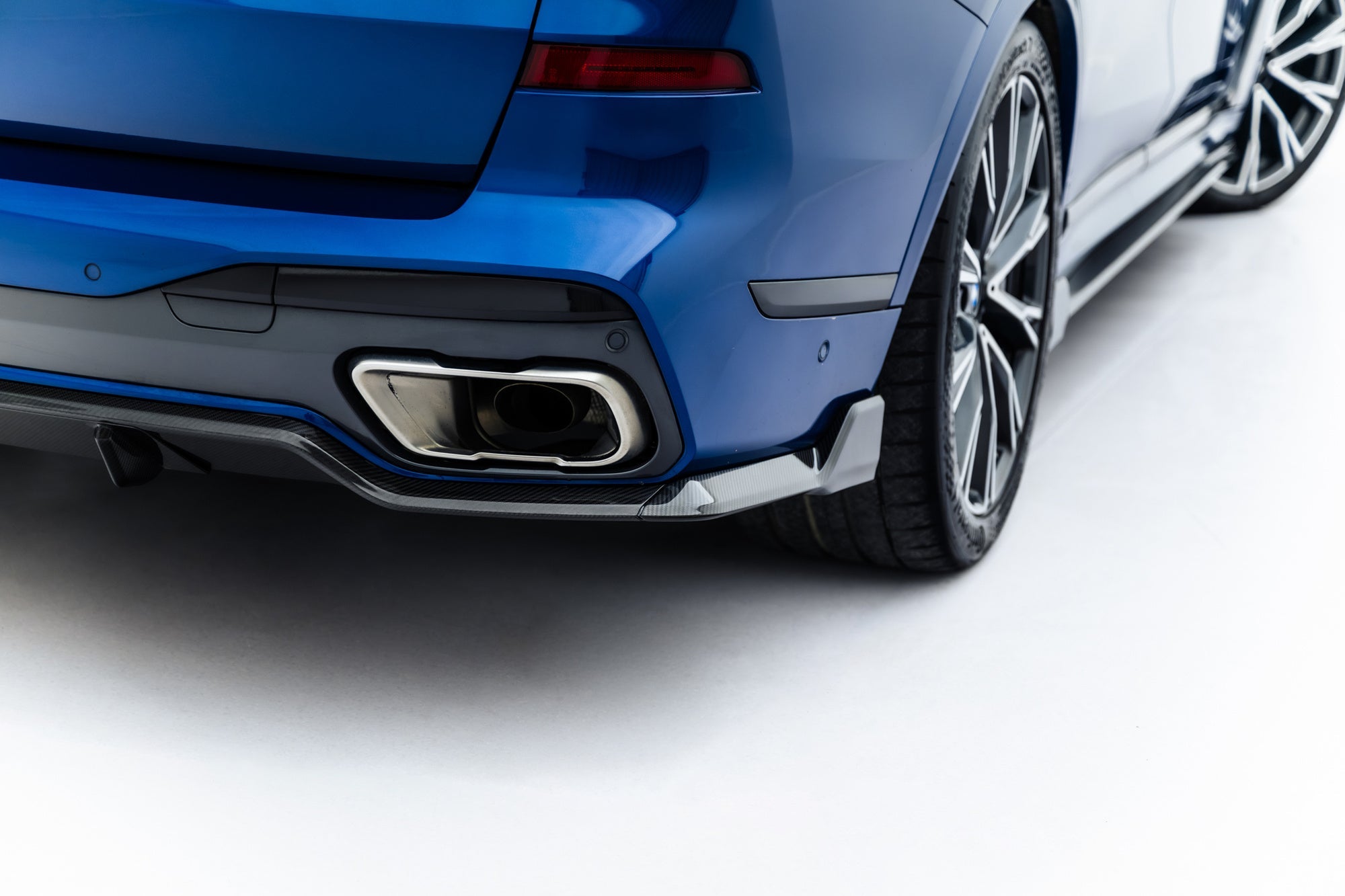 Maxton Design Carbon Rear Diffuser Prepreg para BMW X7 M-Pack G07 / G07 Facelift (with tow hook) - imagen 6