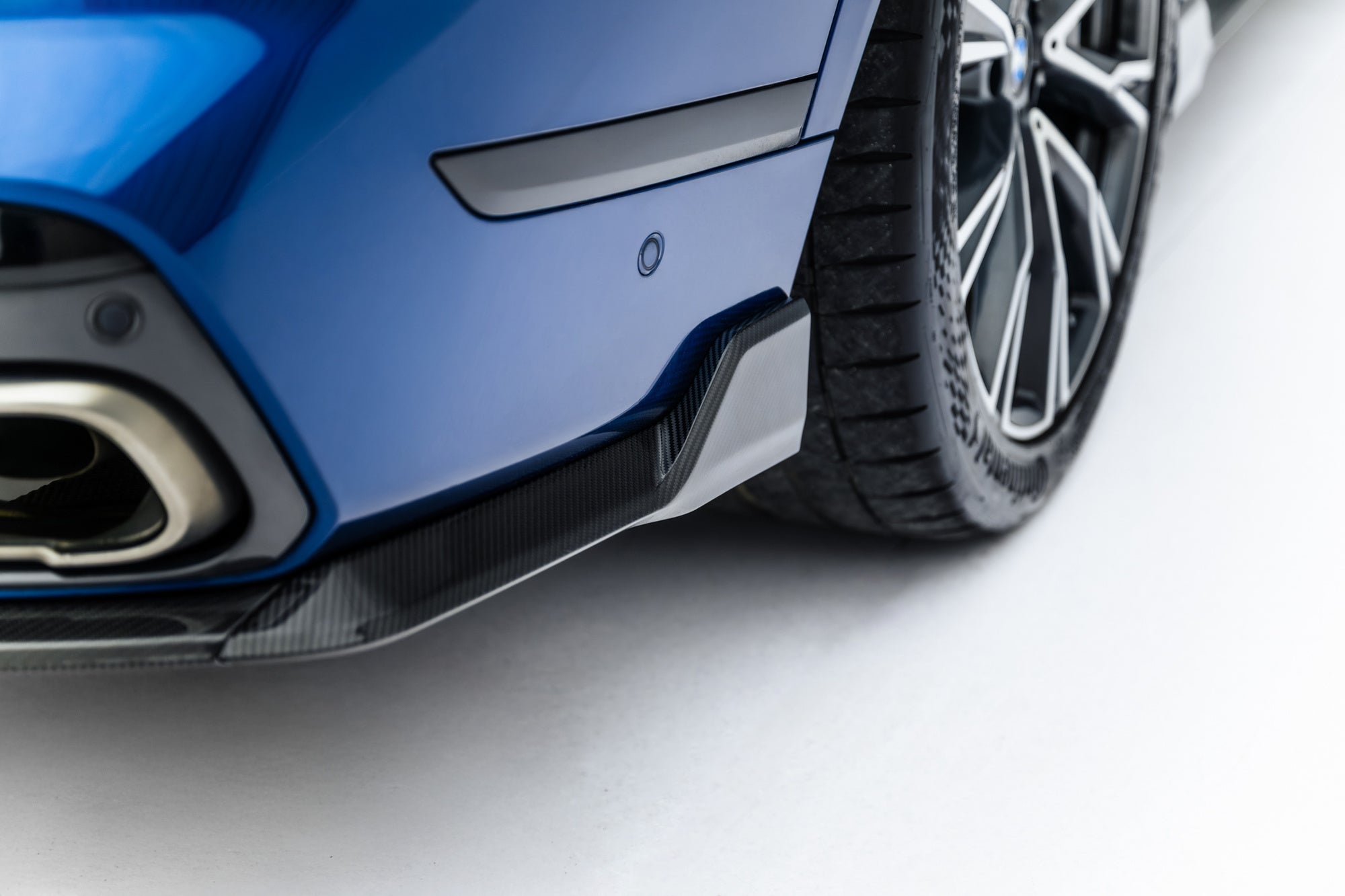 Maxton Design Carbon Rear Diffuser Prepreg para BMW X7 M-Pack G07 / G07 Facelift (with tow hook) - imagen 11