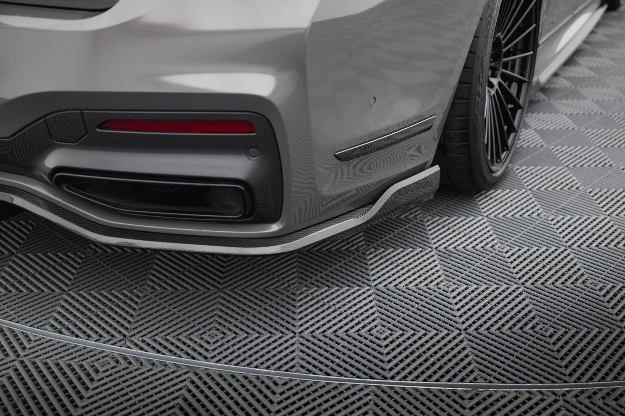 Maxton Design Splitter trasero de fibra de carbono pre-preg para BMW 7 M-Pack G11 / G12 Facelift - imagen 3