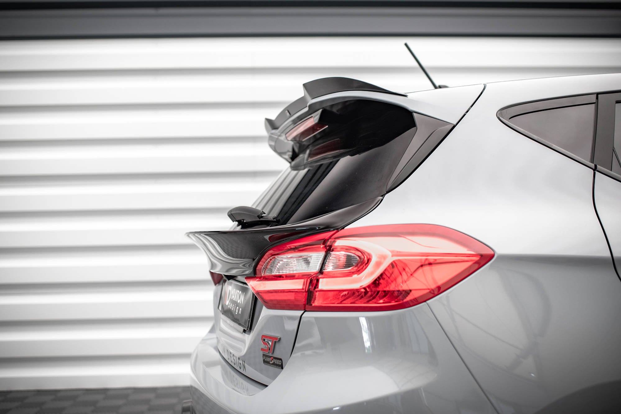 Maxton Design The Extension Of The Rear Window para Ford Fiesta Standard/ ST-Line/ ST - imagen 2