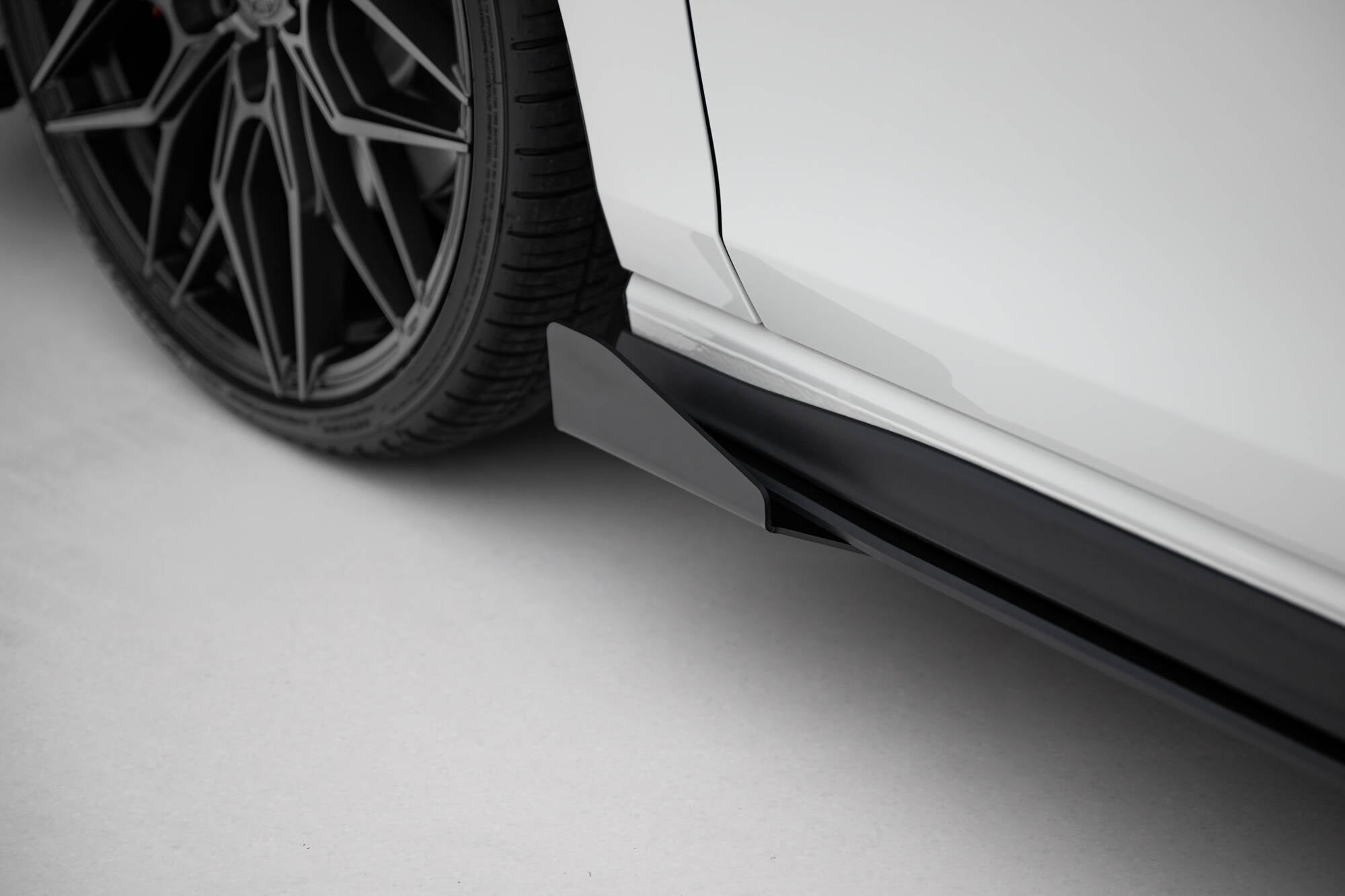 Maxton Design Side Flaps para Volkswagen Golf GTI / GTE / GTI Clubsport / R-Line Mk8 - imagen 4