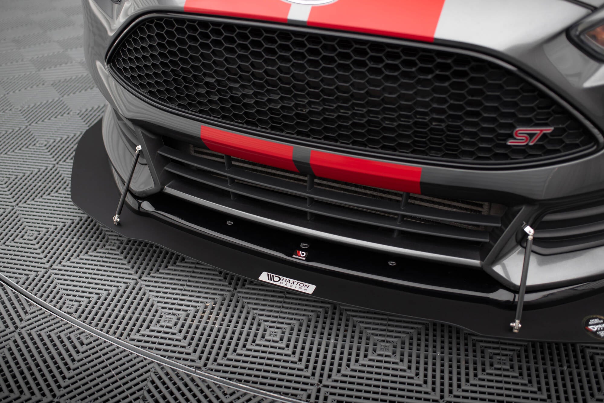 Maxton Design Hybrid Front Splitter V.1 para Ford Focus ST Mk3 Facelift - imagen 3