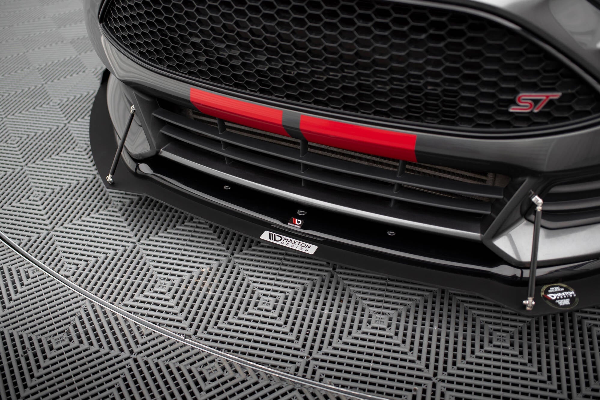 Maxton Design Hybrid Front Splitter V.2 para Ford Focus ST Mk3 Facelift - imagen 3