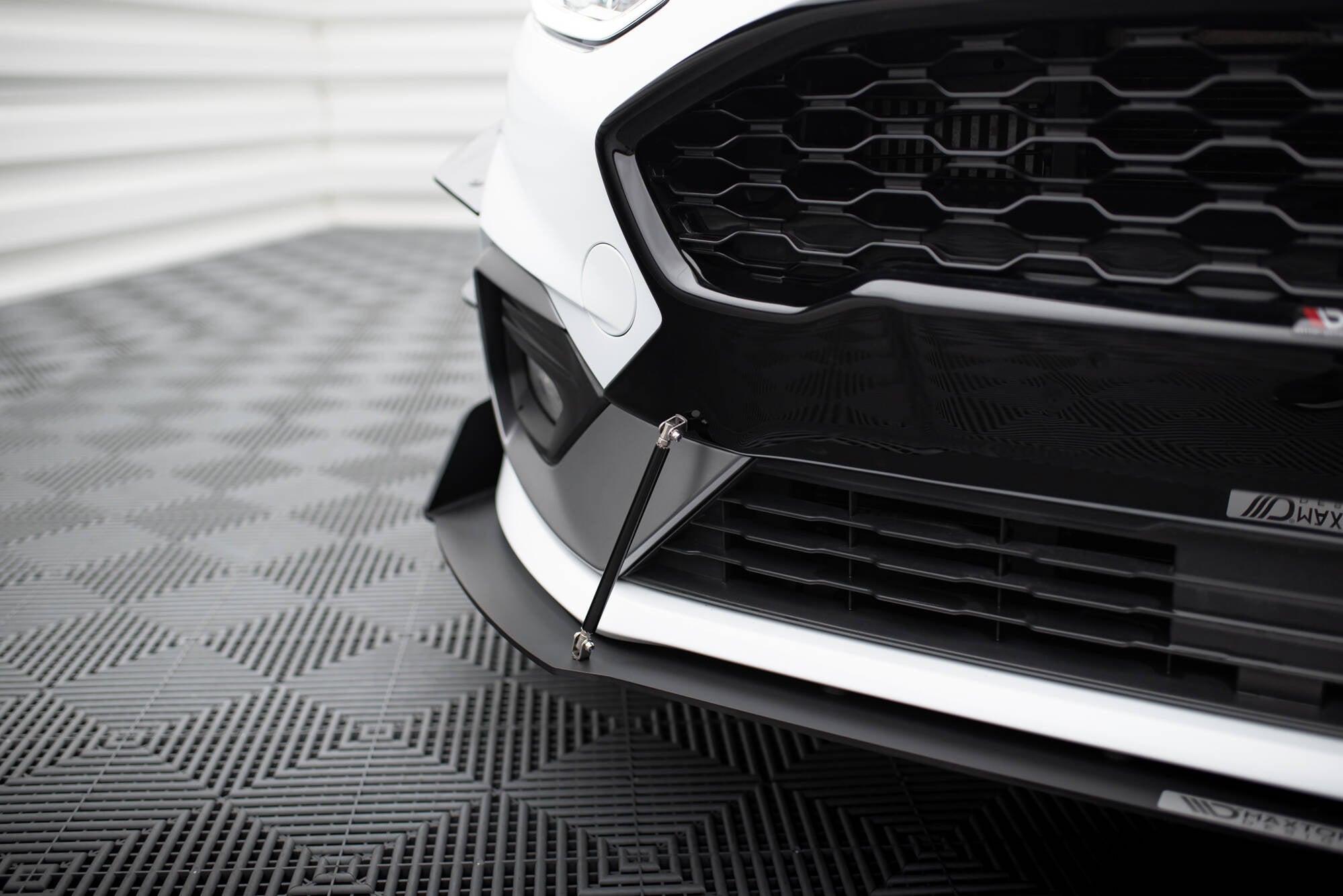 Maxton Design Front Racing Splitter V.1 para Ford Fiesta Mk8 ST / ST-Line - imagen 4