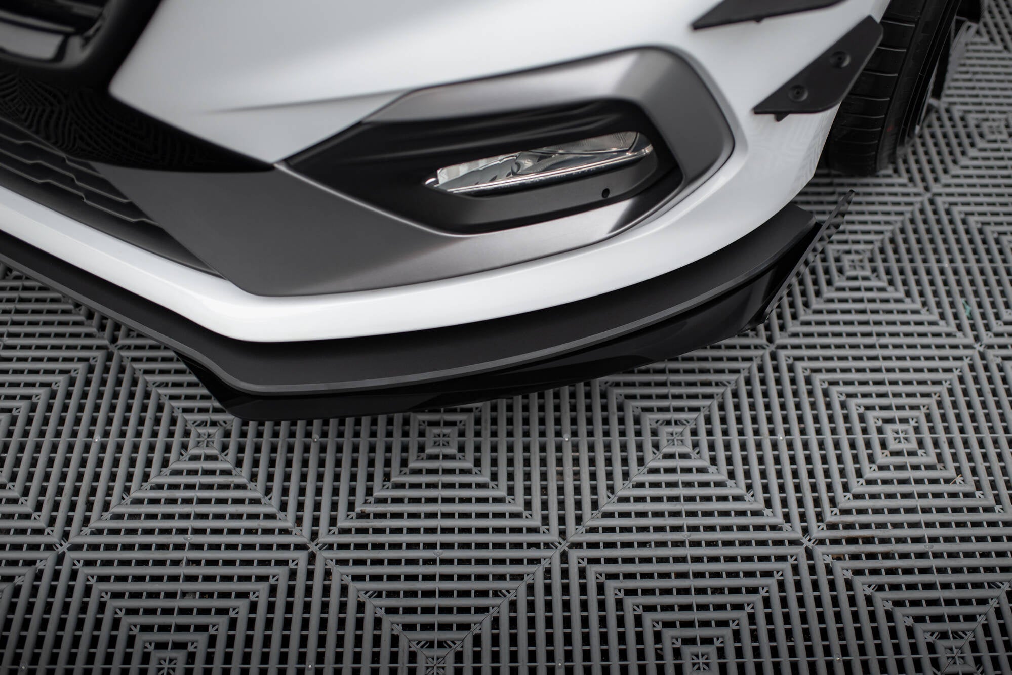 Maxton Design Street Pro Front Splitter + Flaps para Ford Fiesta Mk8 ST / ST-Line - imagen 4
