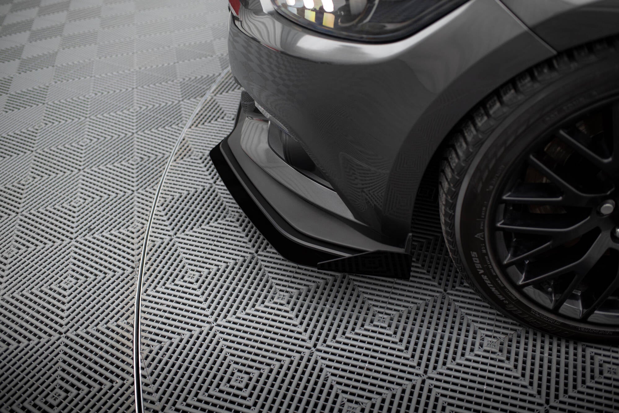 Maxton Design Street Pro Front Splitter + Flaps para Ford Mustang GT Mk6 - imagen 5