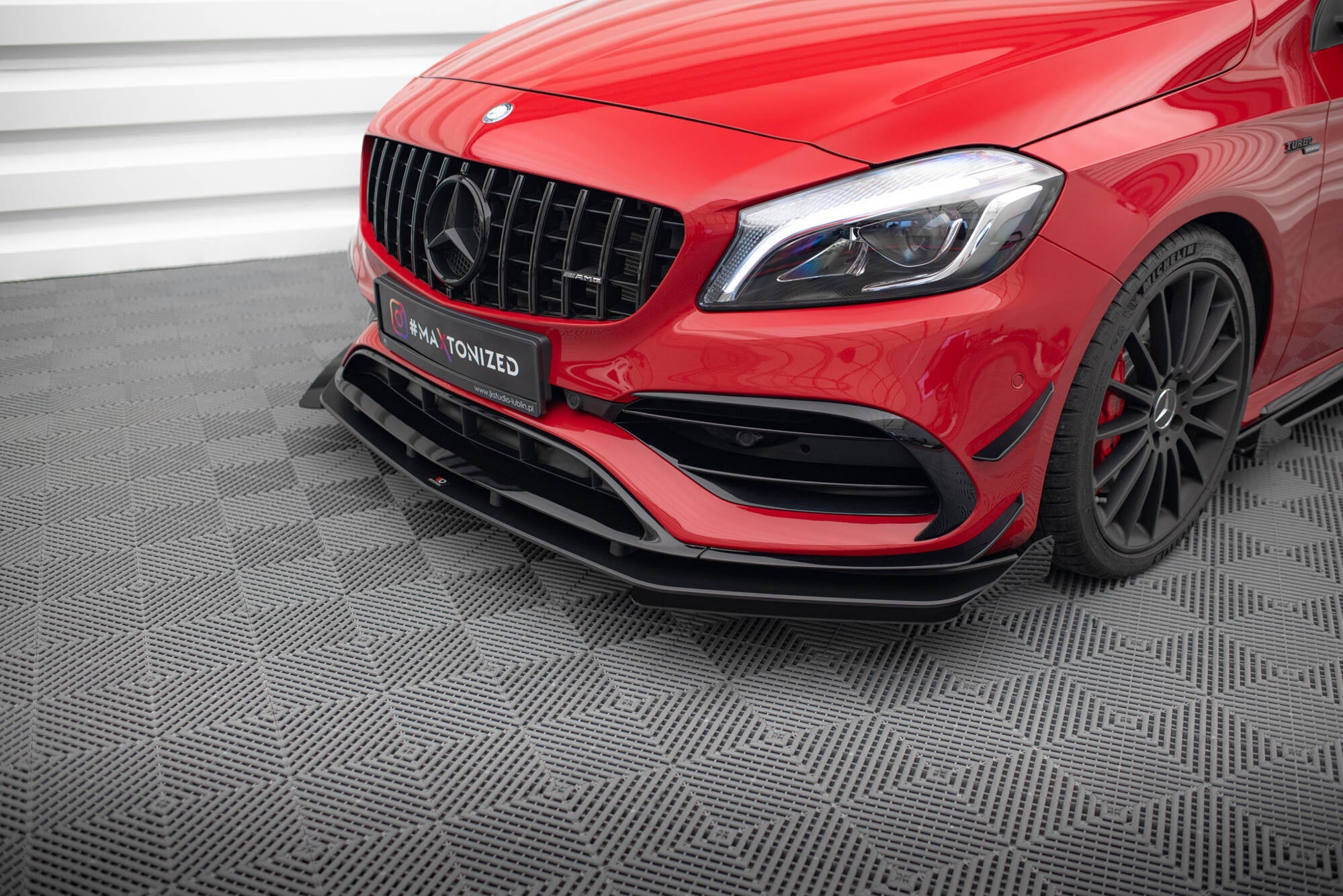 Maxton Design Street Pro Front Splitter + Flaps para Mercedes-Benz A 45 AMG Aero W176 Facelift - imagen 4