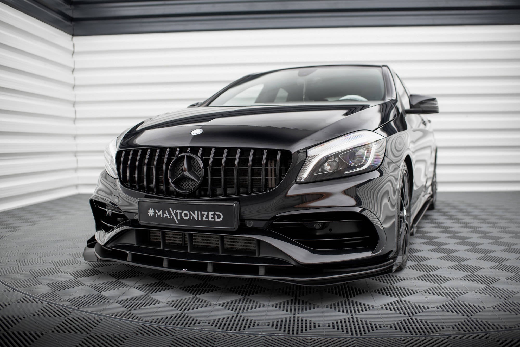 Maxton Design Street Pro Front Splitter + Flaps para Mercedes-Benz A AMG-Line W176 Facelift - imagen 1