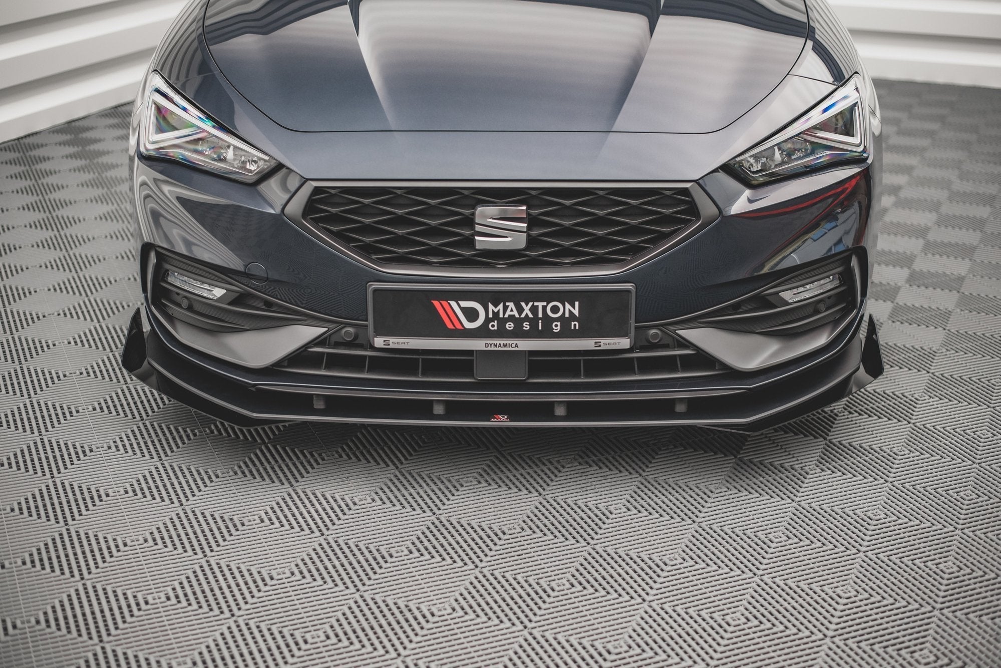 Maxton Design Street Pro Front Splitter + Flaps para Seat Leon FR Mk4 - imagen 1