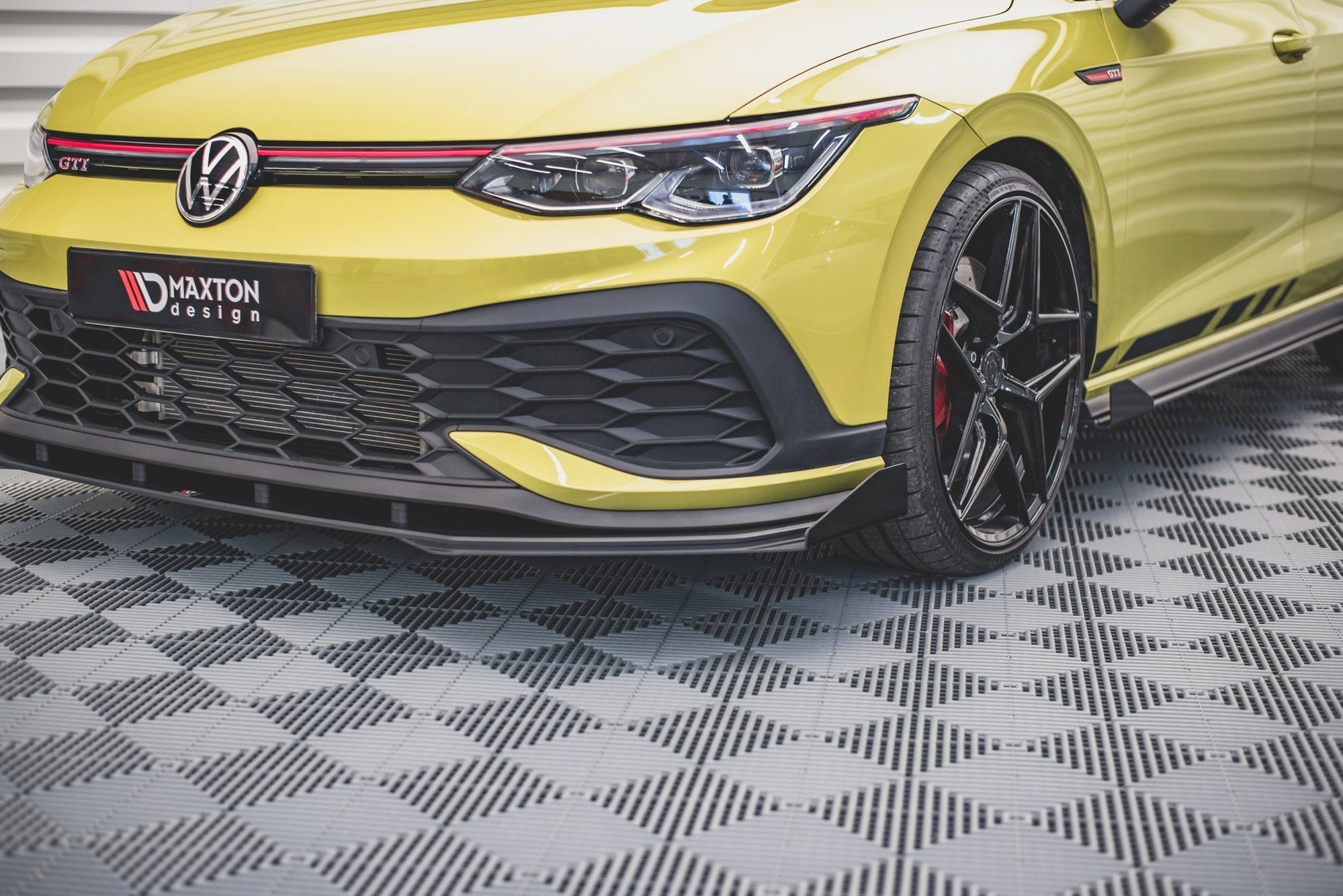 Maxton Design Street Pro Front Splitter + Flaps para Volkswagen Golf GTI Clubsport Mk8 - imagen 3