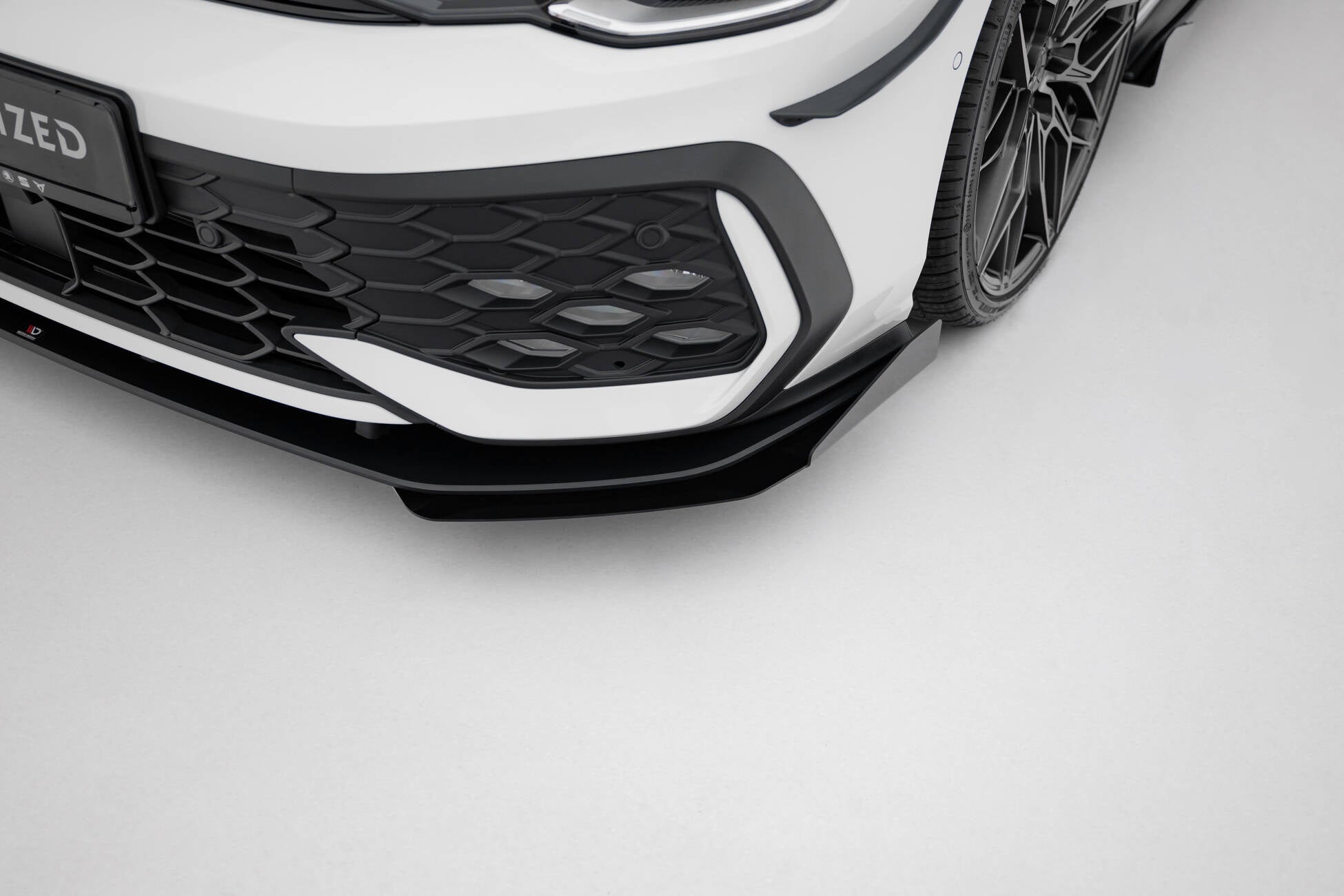 Maxton Design Street Pro Front Splitter + Flaps para Volkswagen Golf GTI / GTE / R-Line Mk8 Facelift - imagen 4