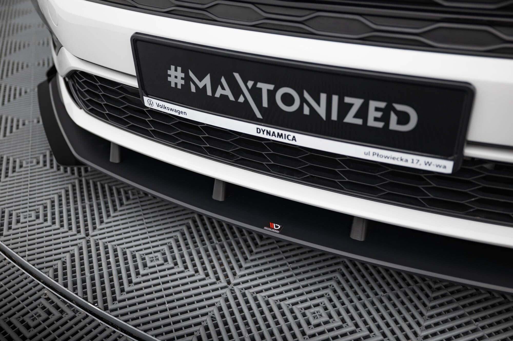 Maxton Design Street Pro Front Splitter + Flaps para Volkswagen Jetta GLI Mk7 - imagen 3