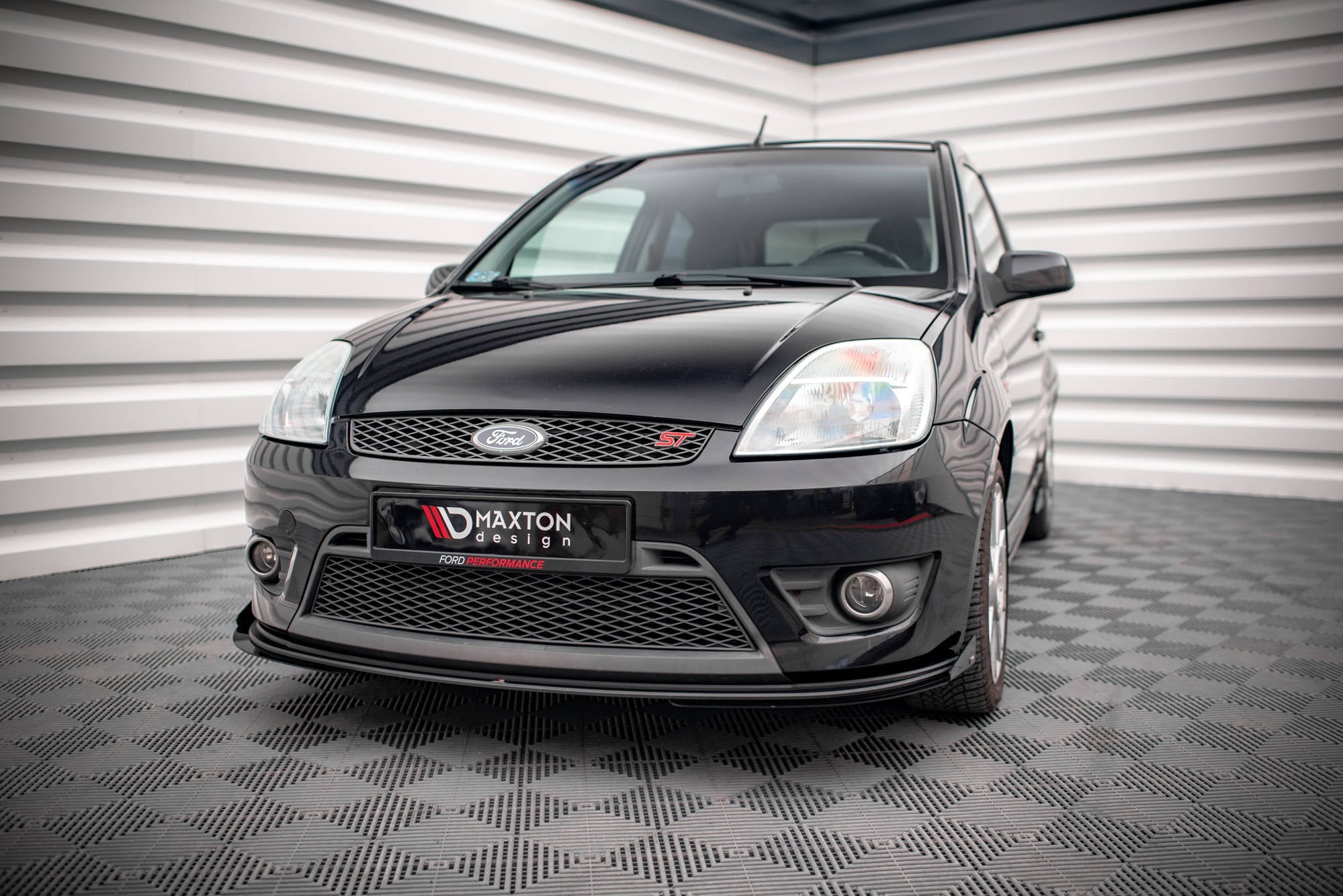 Maxton Design Street Pro Front Splitter V.1 + Flaps para Ford Fiesta ST Mk6 - imagen 1