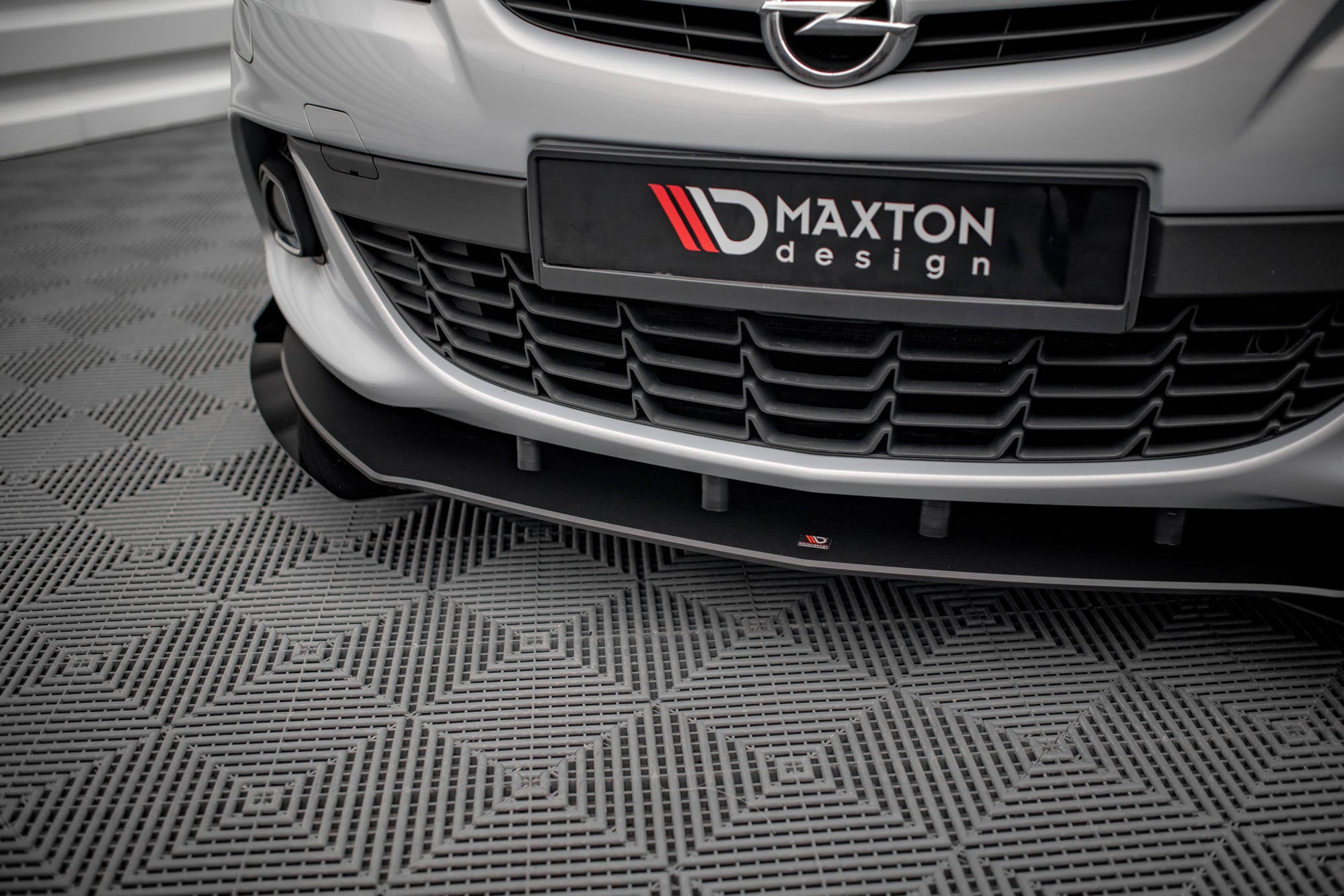 Maxton Design Street Pro Front Splitter V.1 + Flaps para Opel Astra GTC OPC-Line J - imagen 2