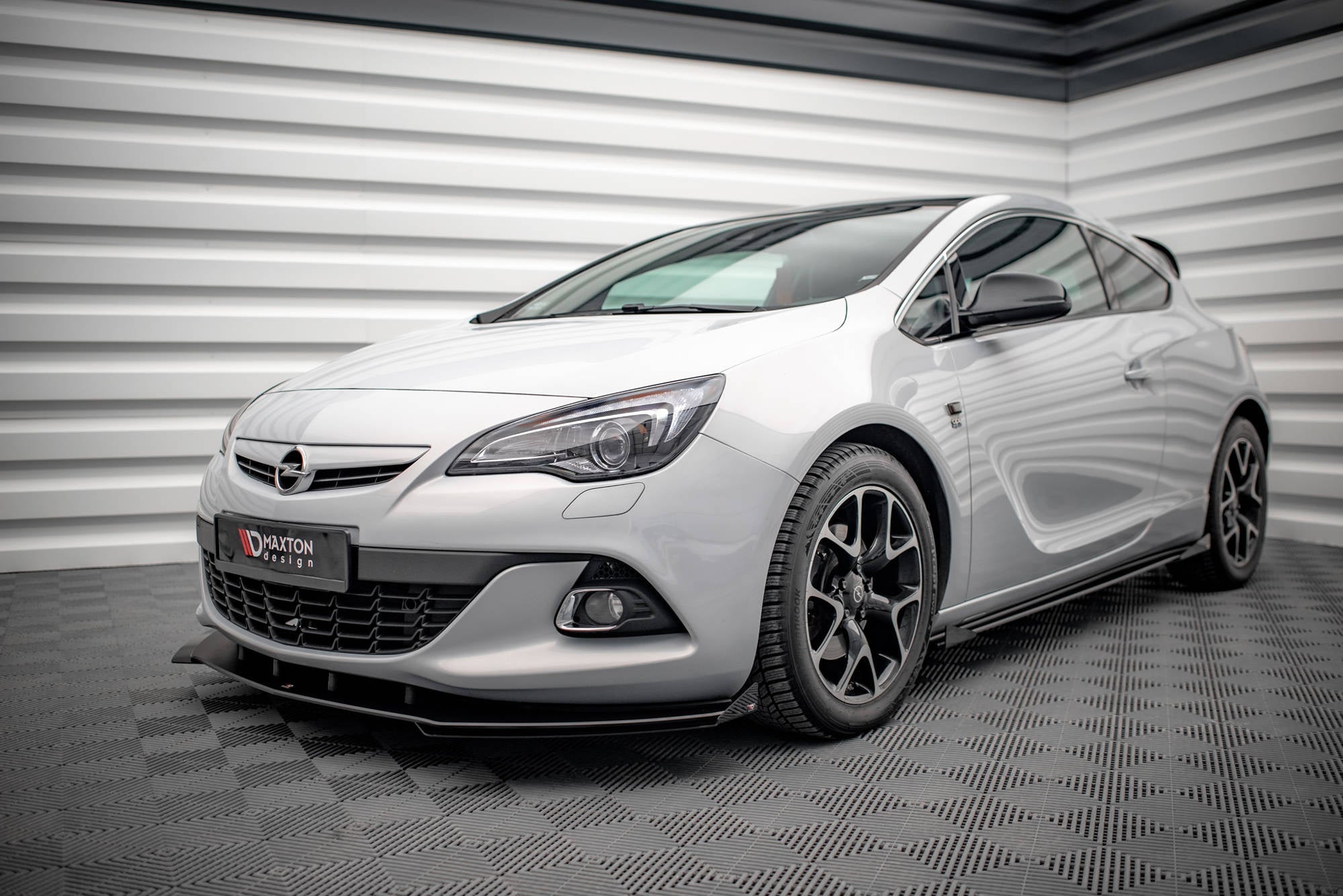 Maxton Design Street Pro Front Splitter V.1 + Flaps para Opel Astra GTC OPC-Line J - imagen 3