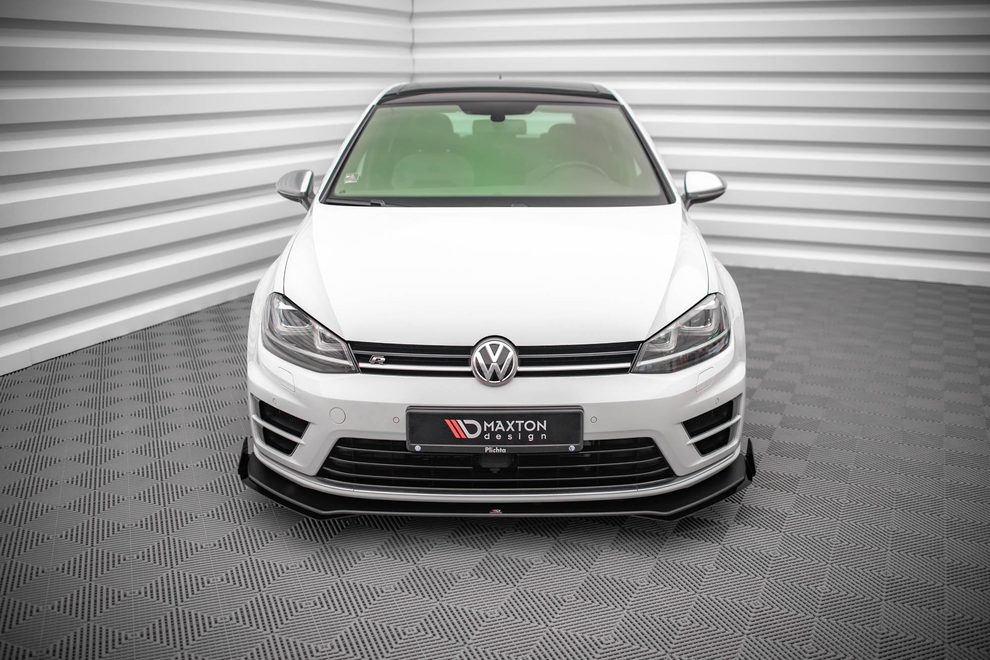 Maxton Design Street Pro Front Splitter V.1 + Flaps para Volkswagen Golf R Mk7 - imagen 1