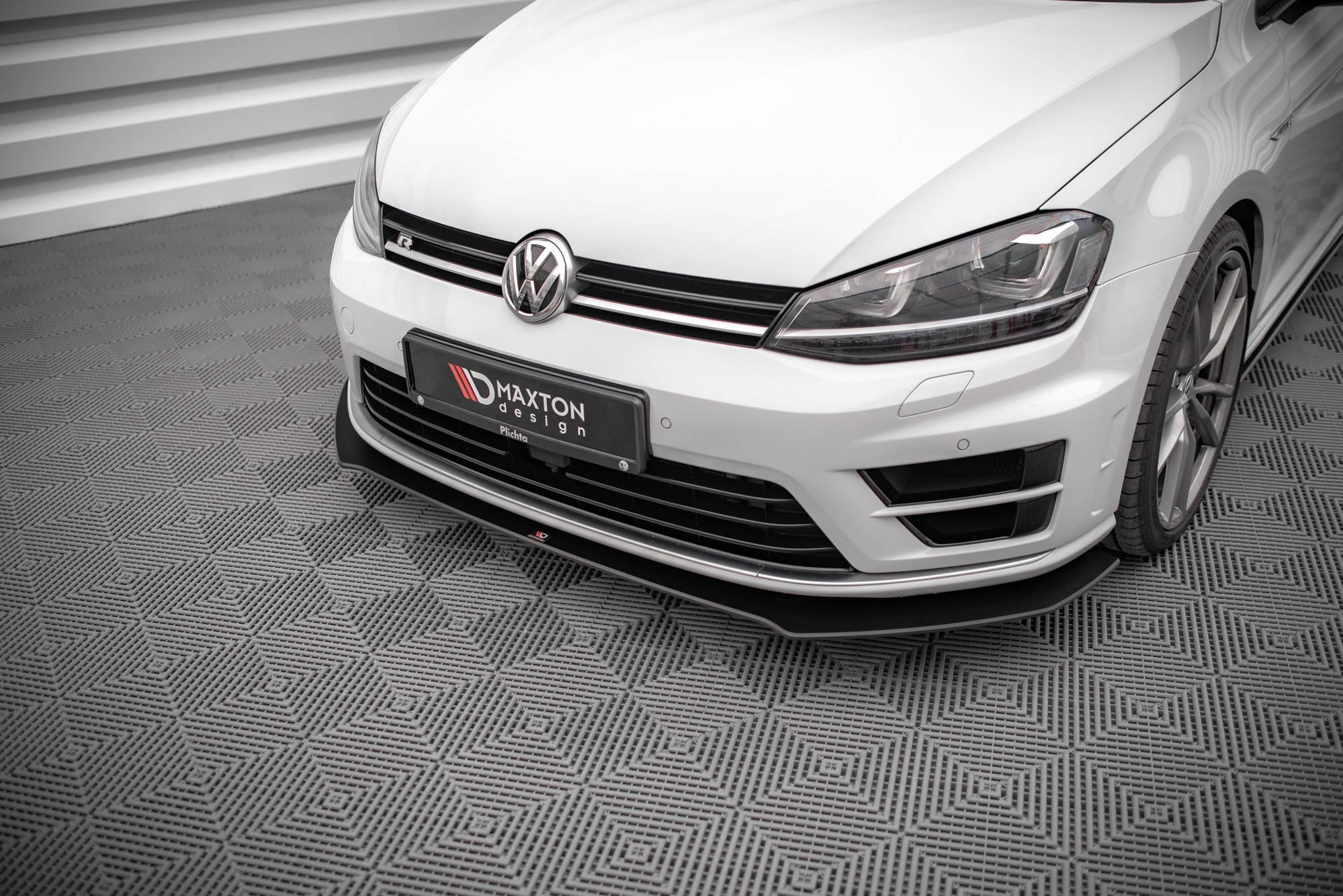Maxton Design Street Pro Front Splitter V.1 para Volkswagen Golf R Mk7 - imagen 2