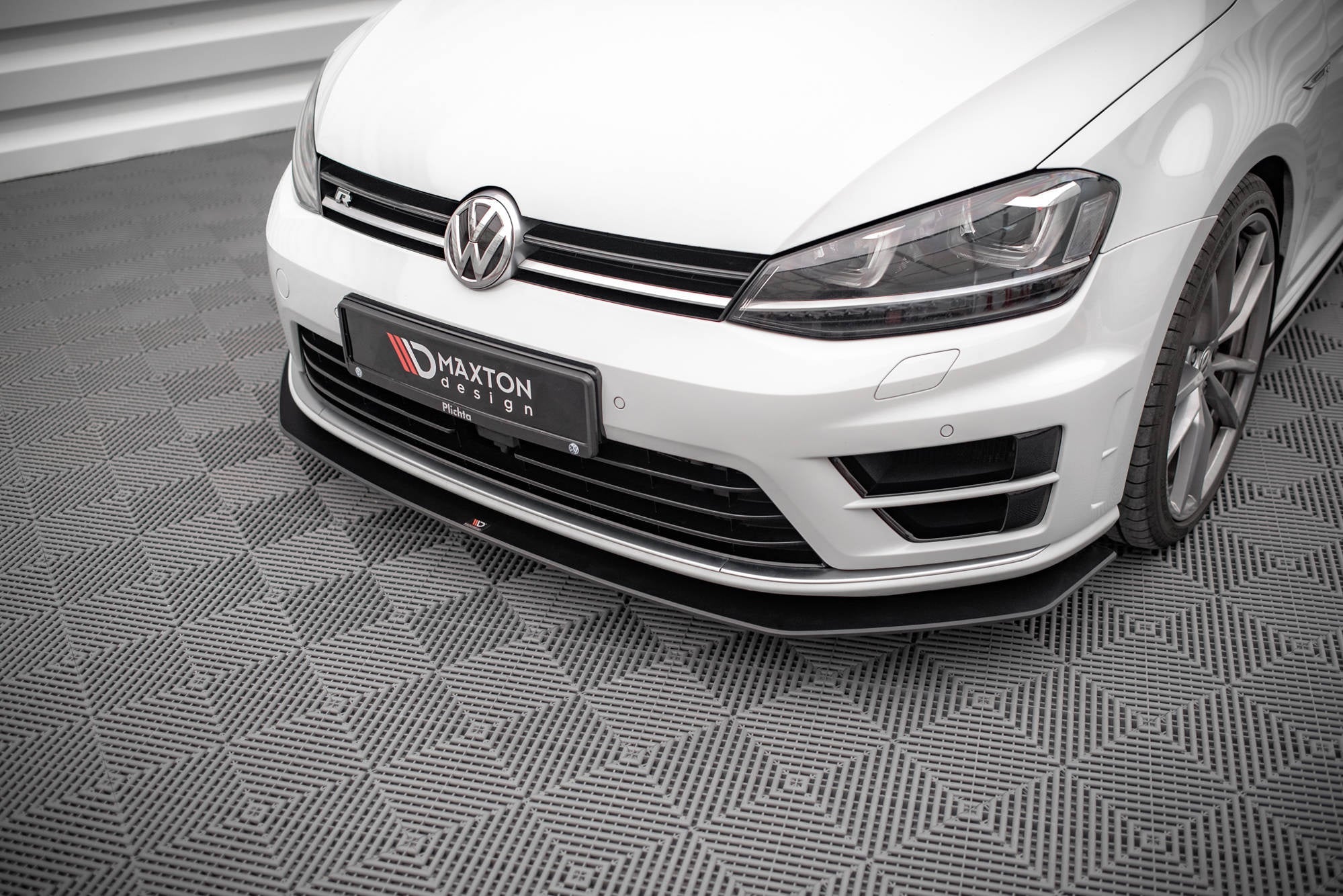 Maxton Design Street Pro Front Splitter V.2 para Volkswagen Golf R Mk7 - imagen 2